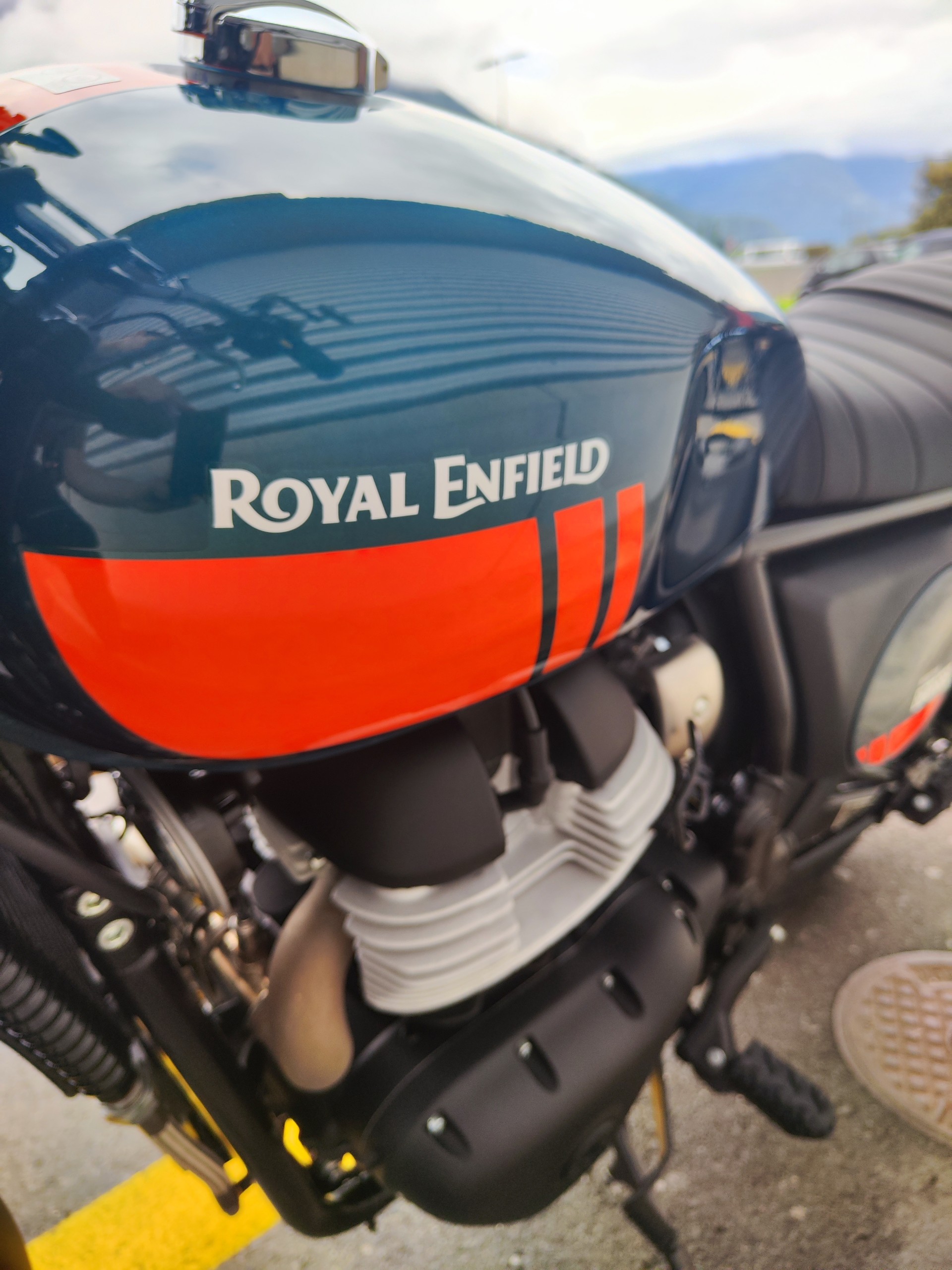 ROYAL ENFIELD Bear 650 Base-showroom-element-3