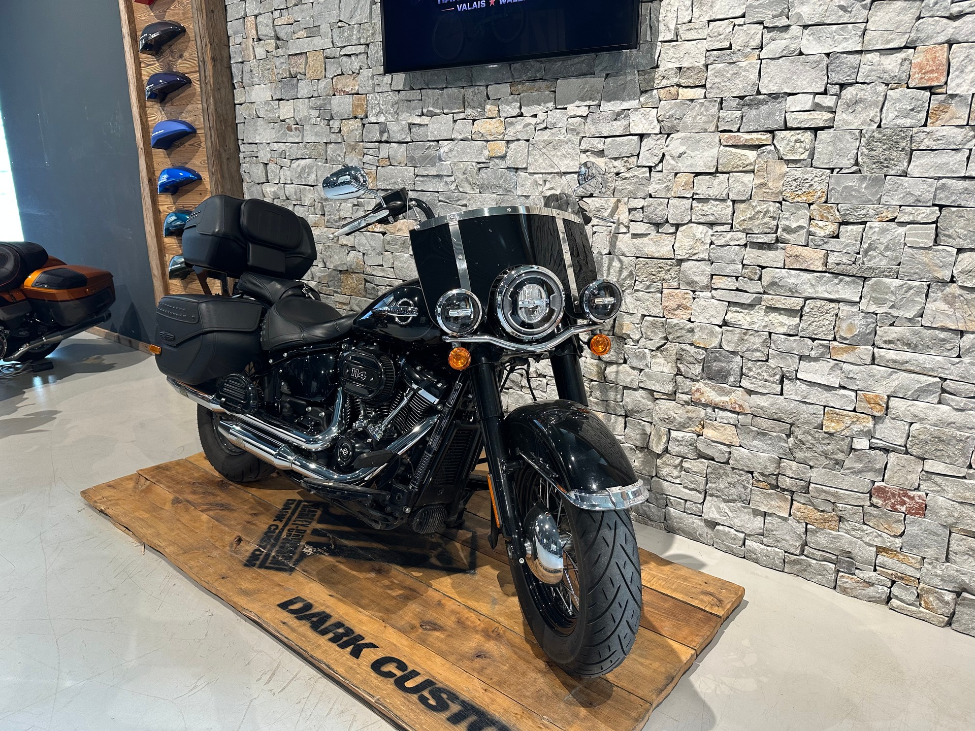 HARLEY-DAVIDSON FLHCS Heritage Classic 114 ABS-showroom-element-1