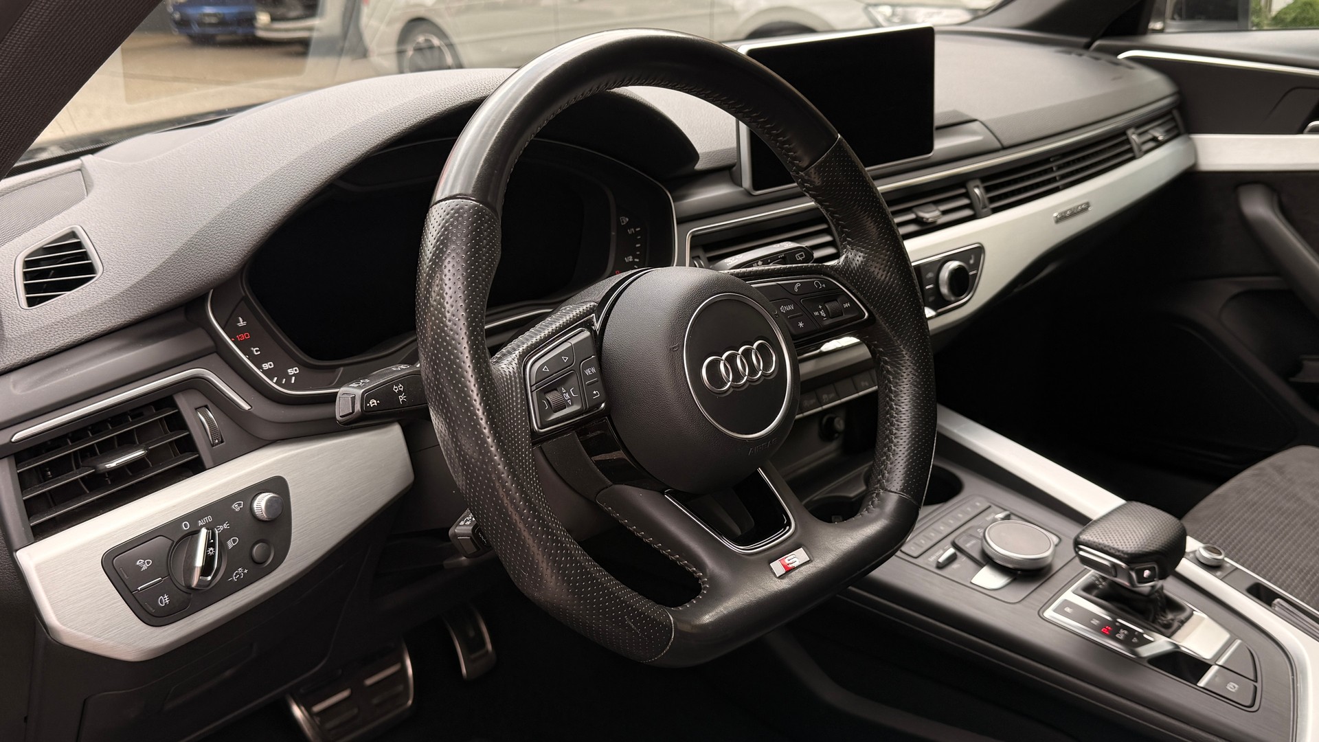 AUDI A4 Avant 2.0 TFSI quattro S-tronic S-LINE-image-6