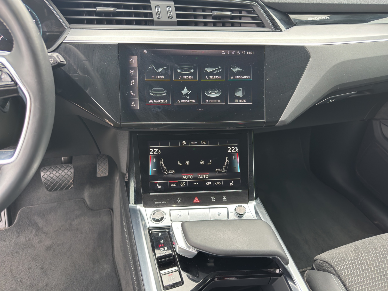 AUDI e-tron 55 S Line quattro-image-10