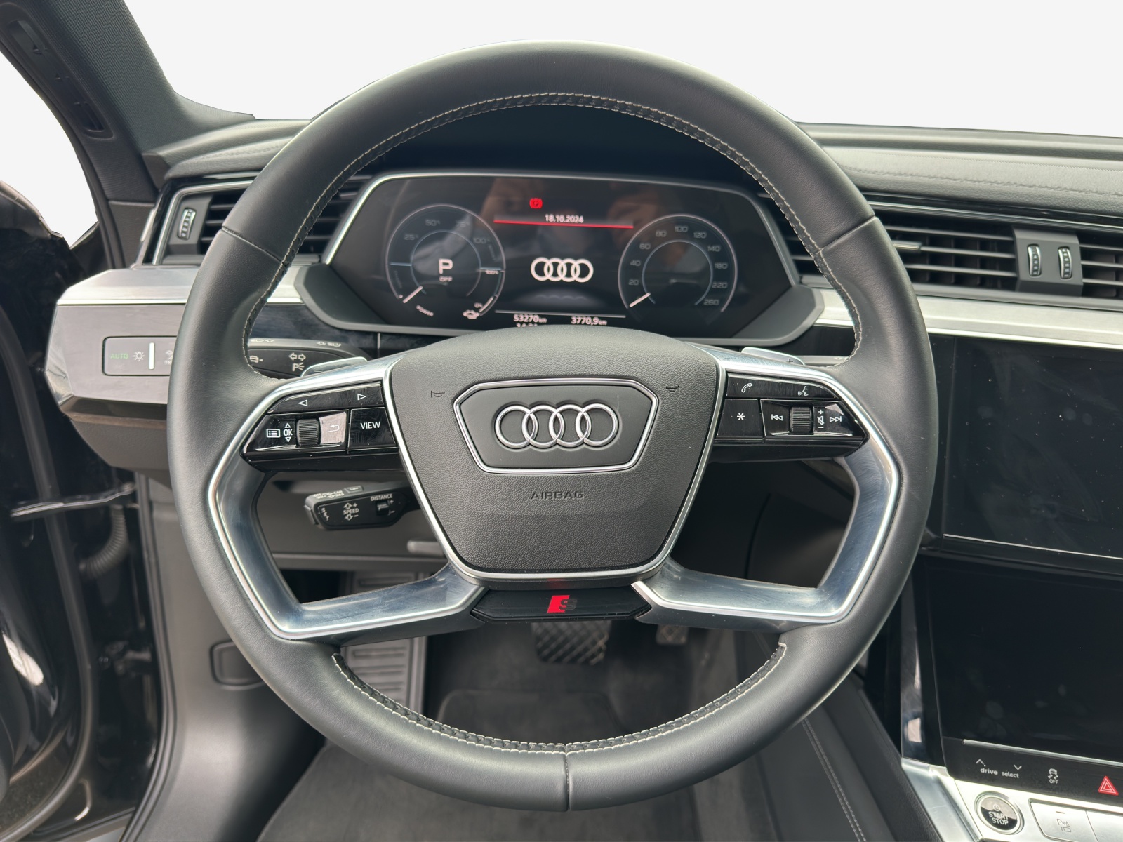 AUDI e-tron 55 S Line quattro-image-9
