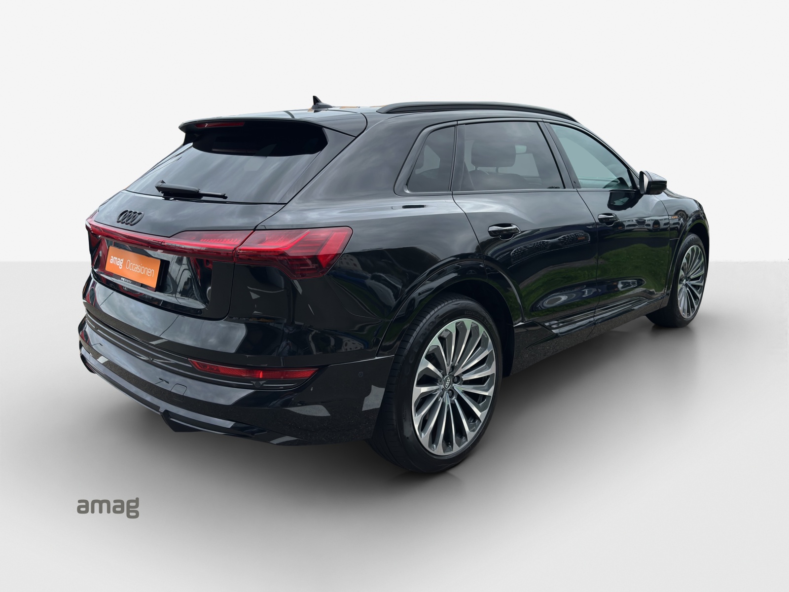 AUDI e-tron 55 S Line quattro-image-4