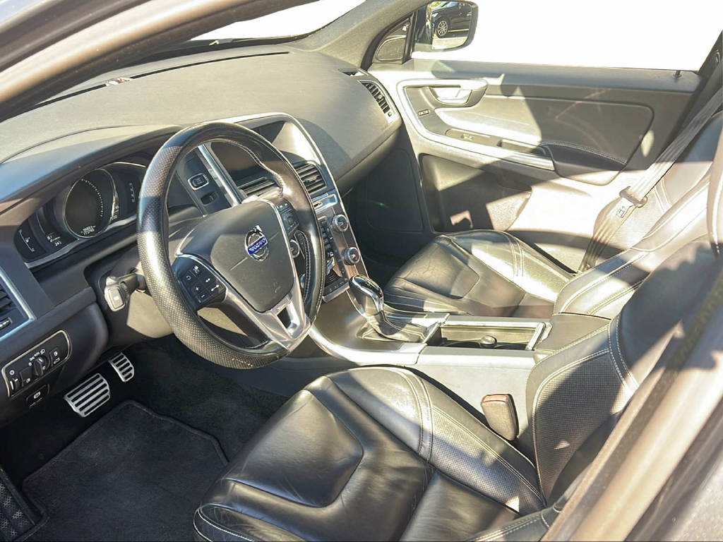 VOLVO XC60 D5 R-Design AWD-image-9