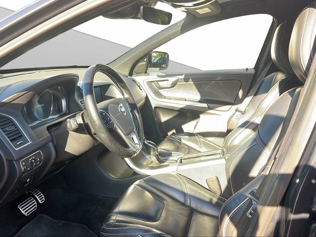 VOLVO XC60 D5 R-Design AWD-image-10