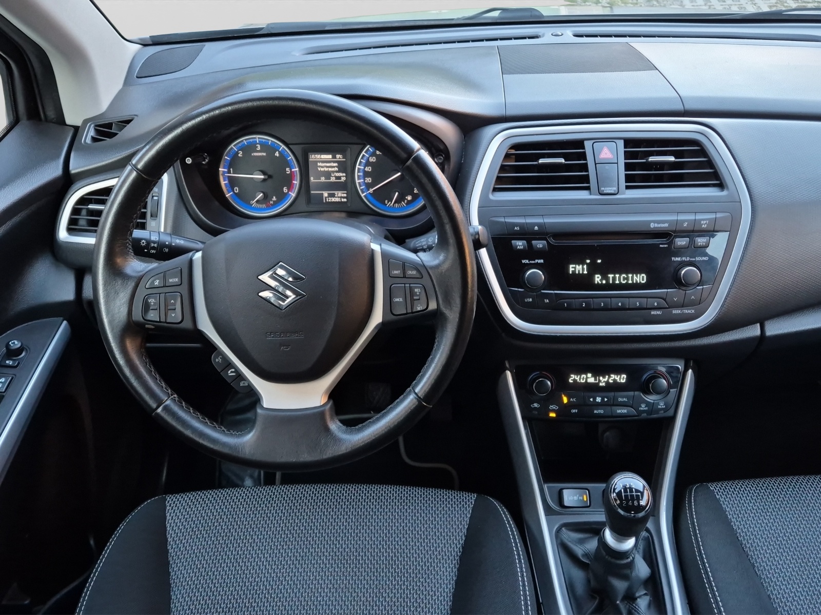 SUZUKI SX4 S-Cross 1.6 TD Sergio Cellano Top 4WD-image-12