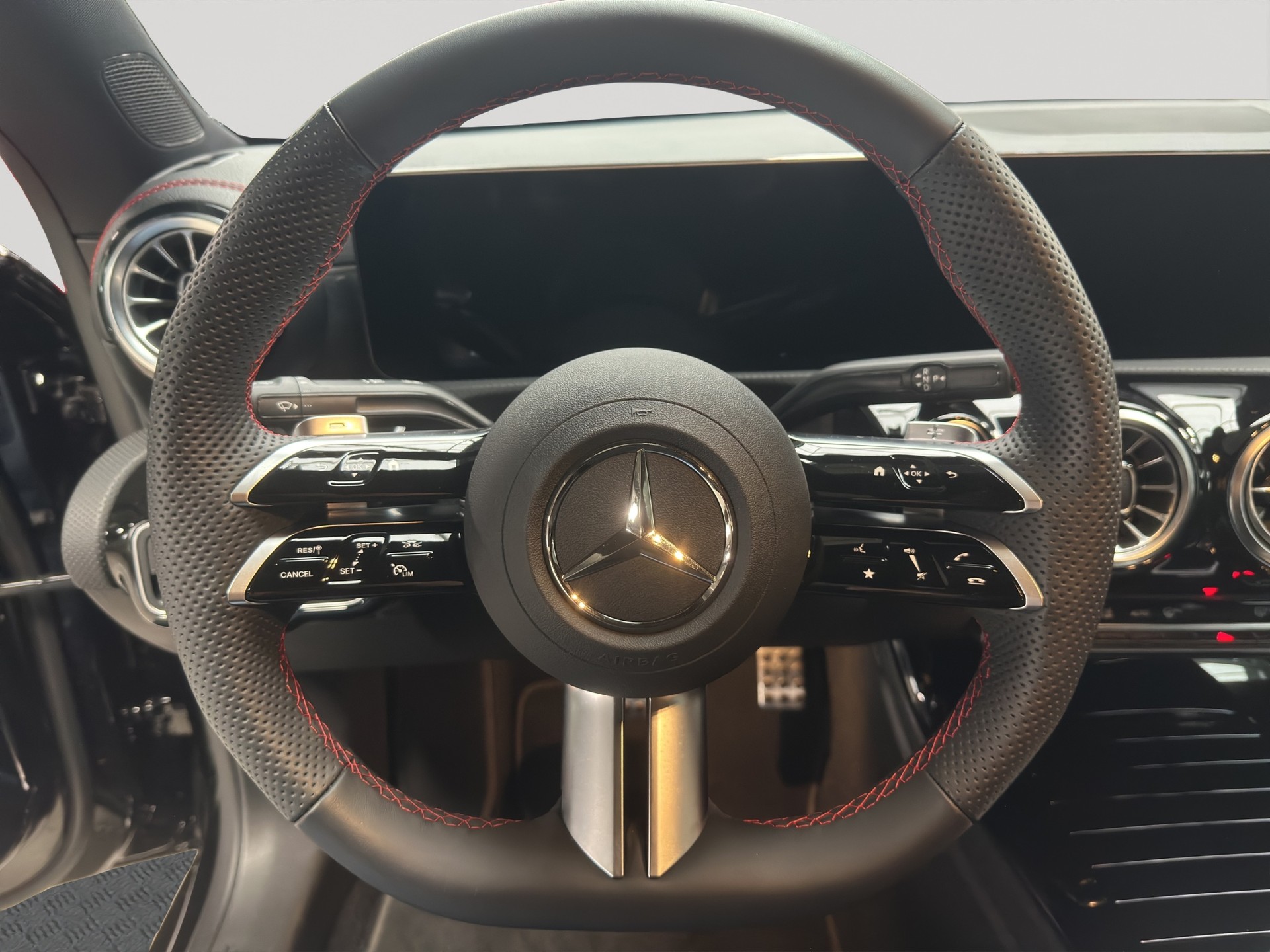 MERCEDES-BENZ CLA 200 7G-DCT AMG-Line-image-9
