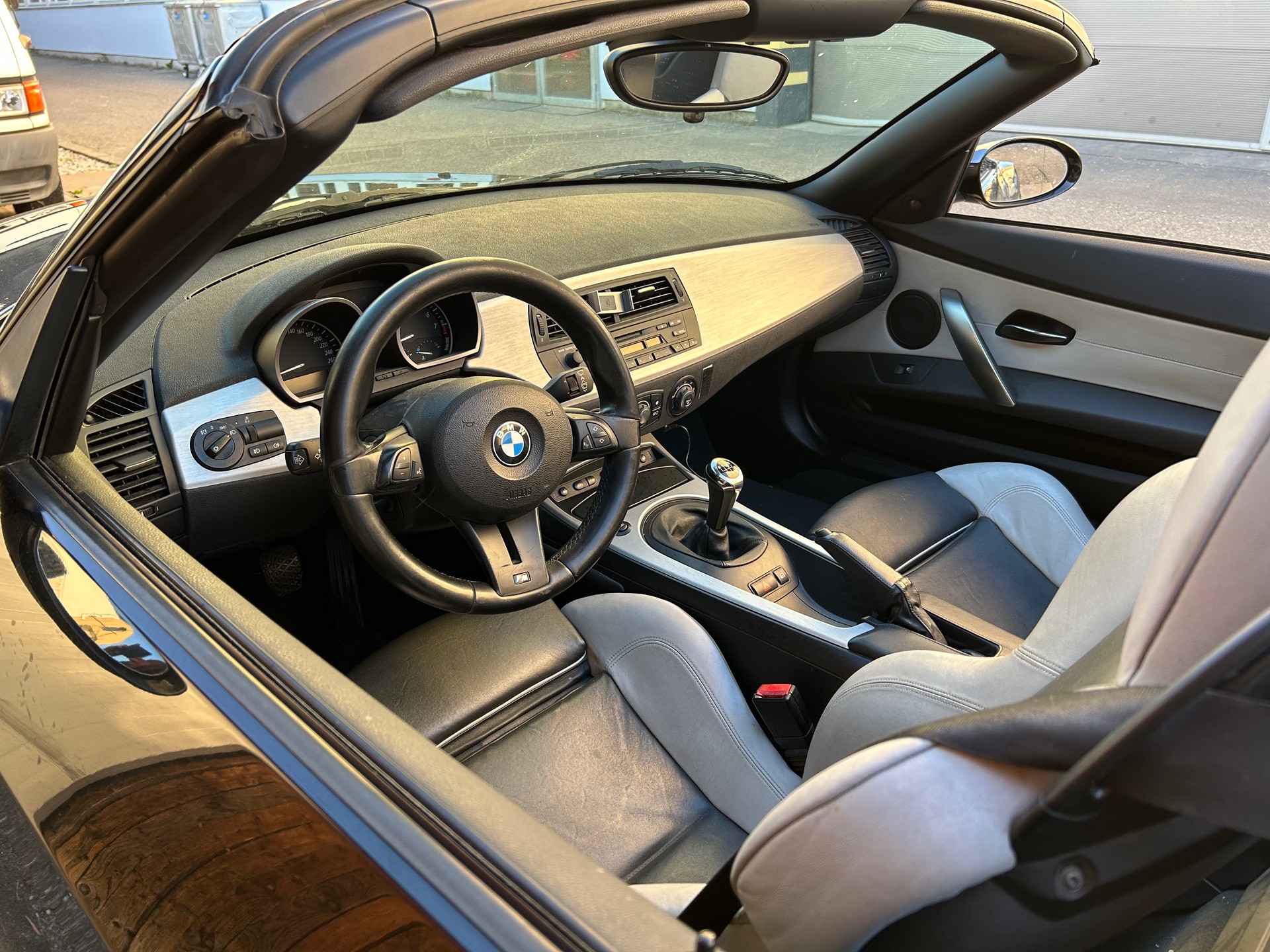 BMW 3.0si-image-4