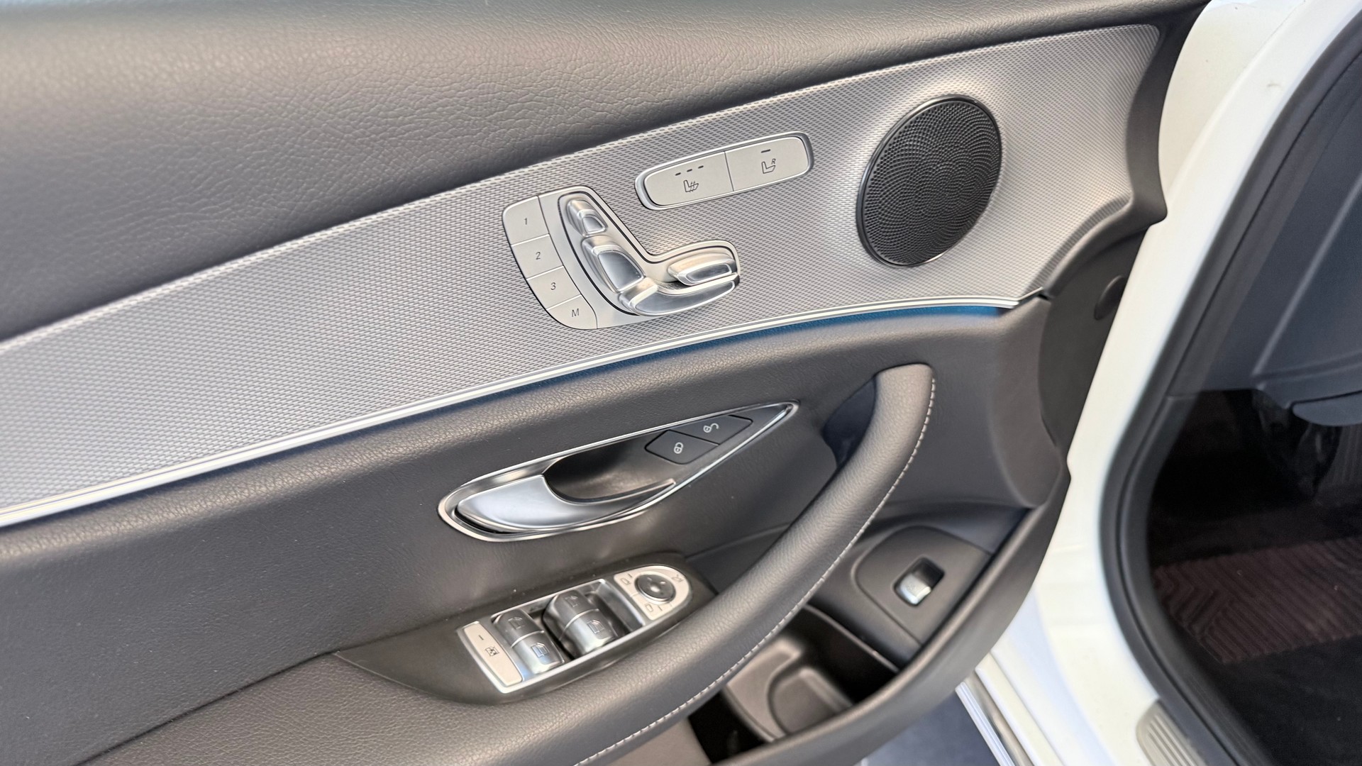 MERCEDES-BENZ E 200 Avantgarde 4matic-image-11