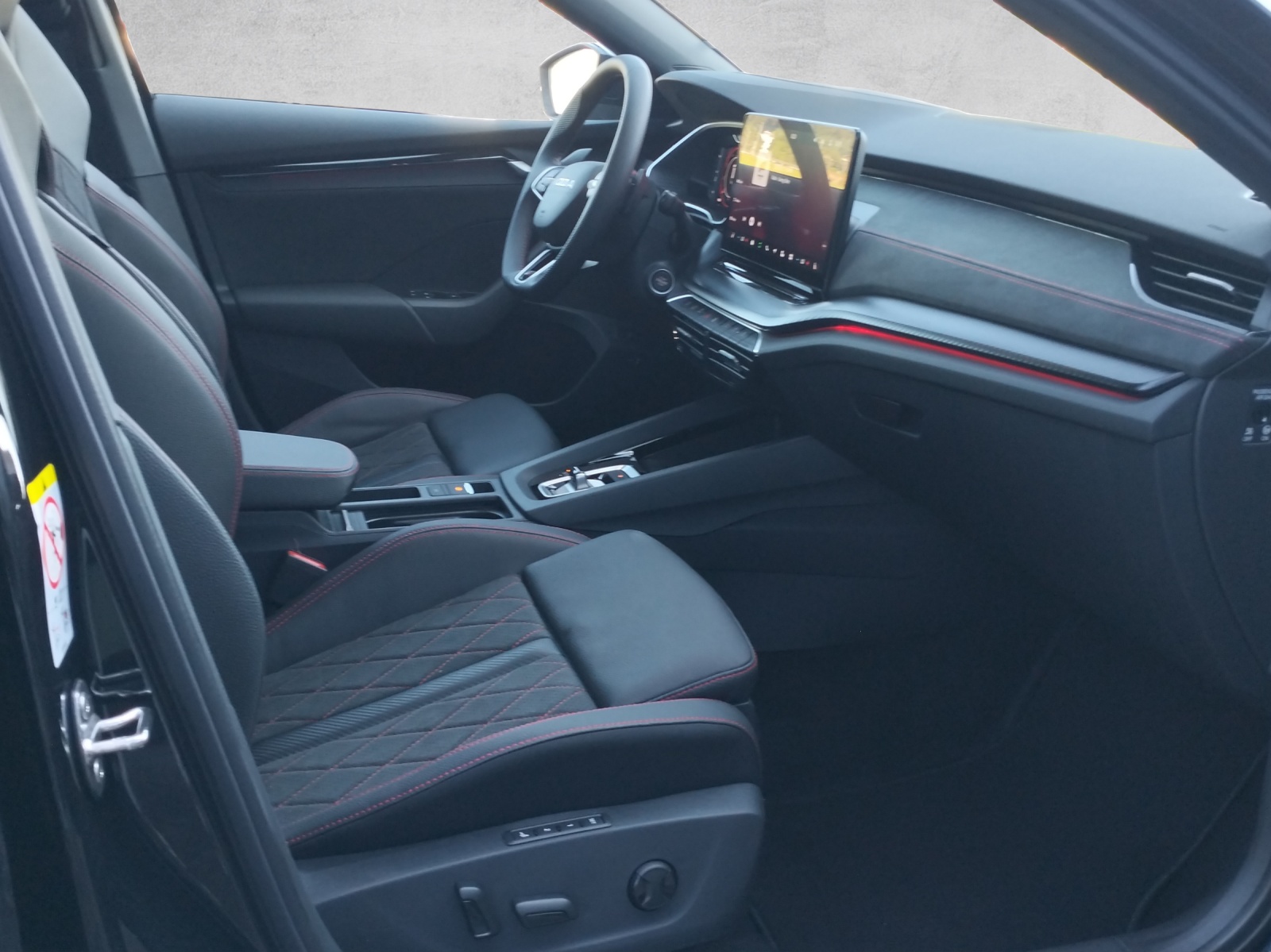 SKODA Octavia Combi 2.0 TSI DSG RS 30 Years Edition-image-9