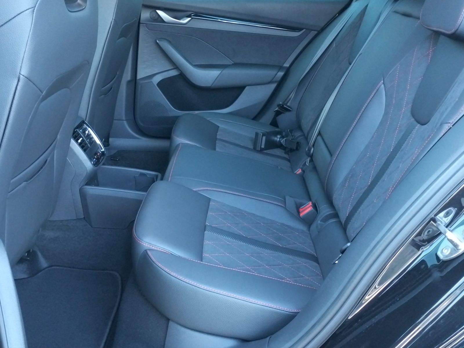 SKODA Octavia Combi 2.0 TSI DSG RS 30 Years Edition-image-8