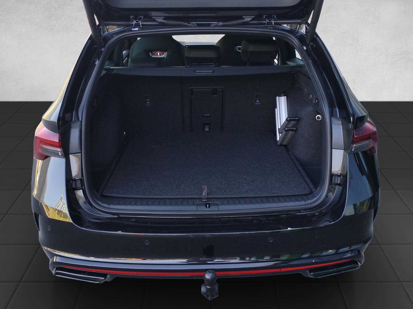 SKODA Octavia Combi 2.0 TSI DSG RS 30 Years Edition-image-10
