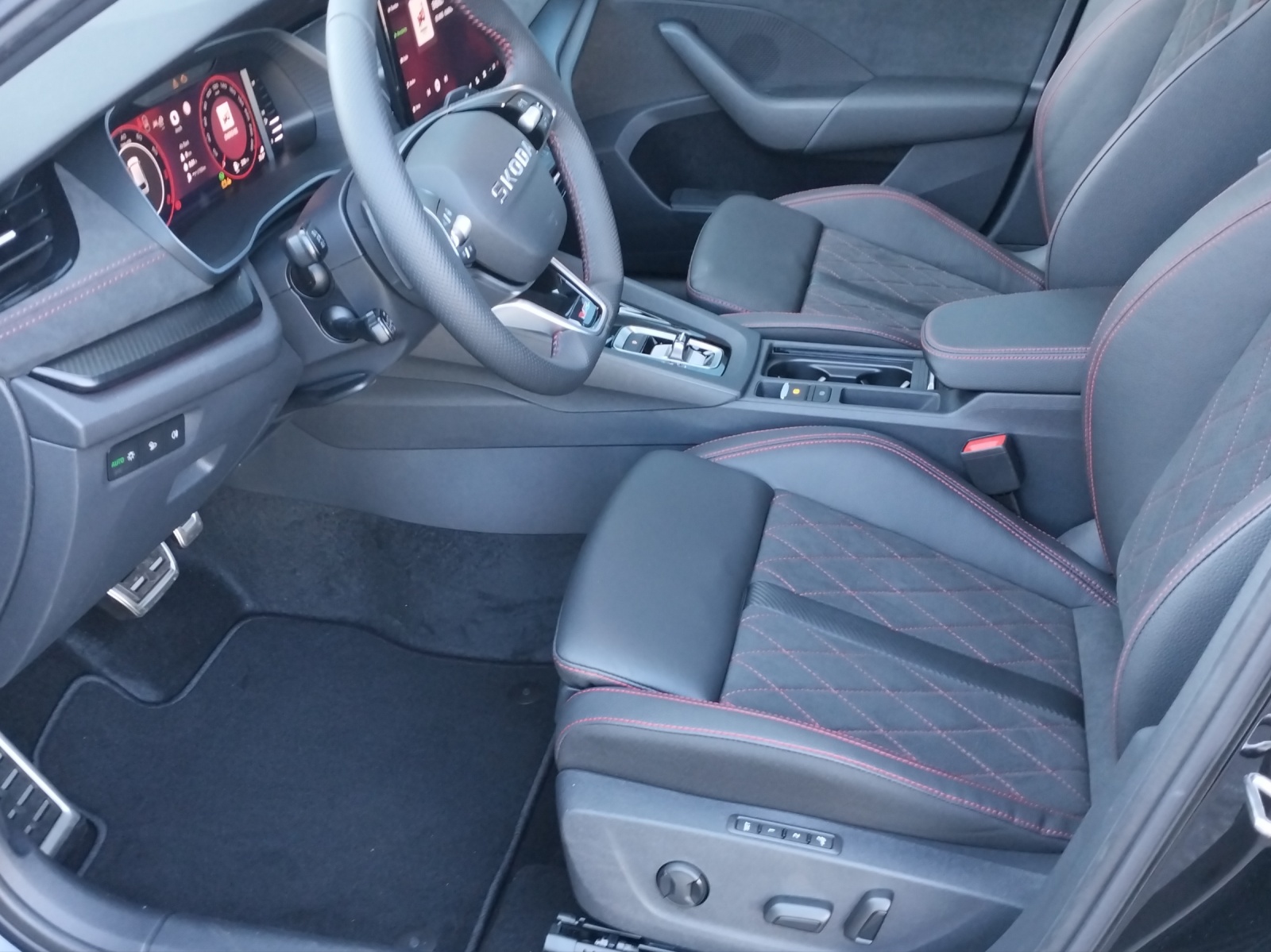 SKODA Octavia Combi 2.0 TSI DSG RS 30 Years Edition-image-7