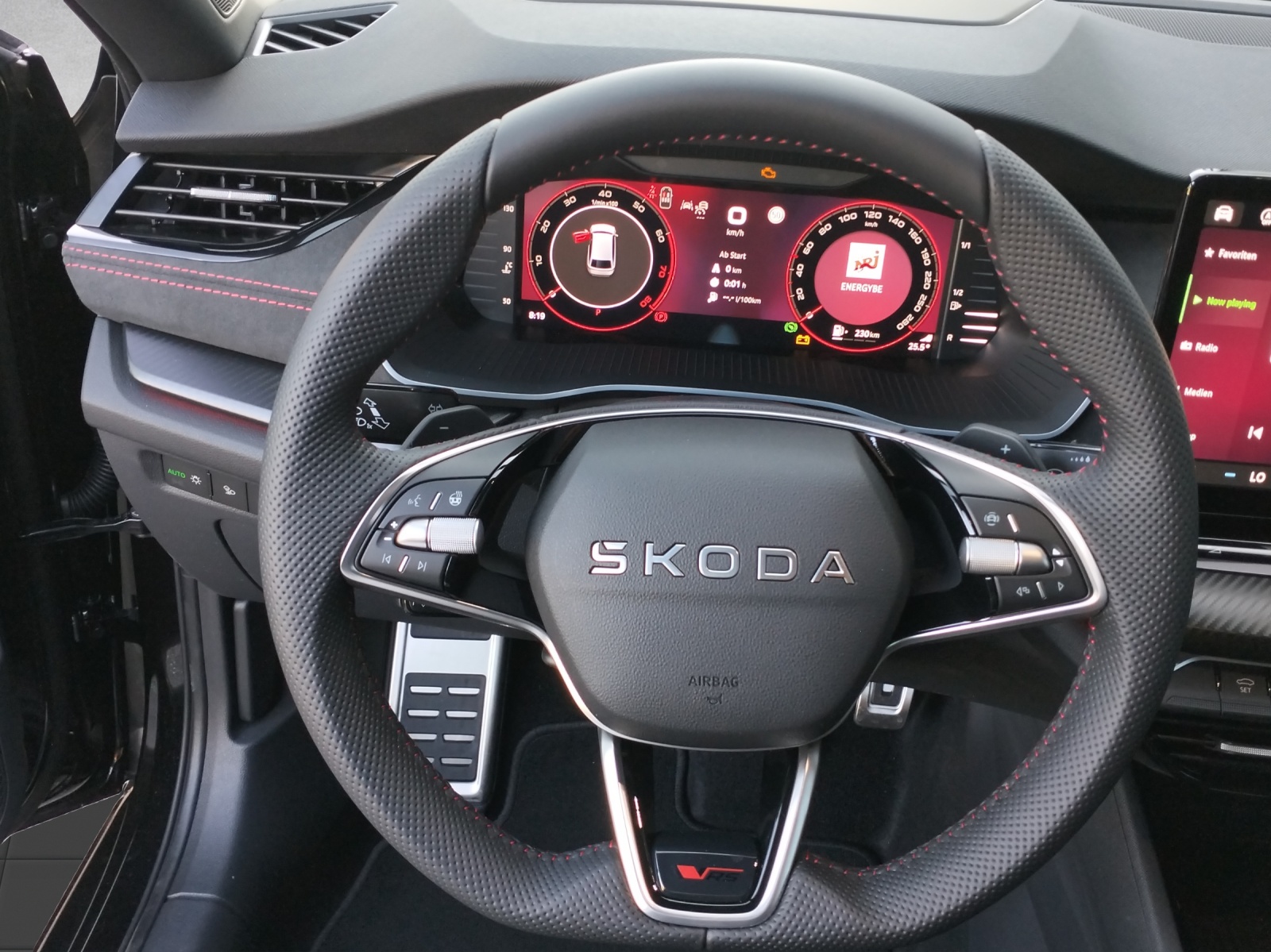 SKODA Octavia Combi 2.0 TSI DSG RS 30 Years Edition-image-5