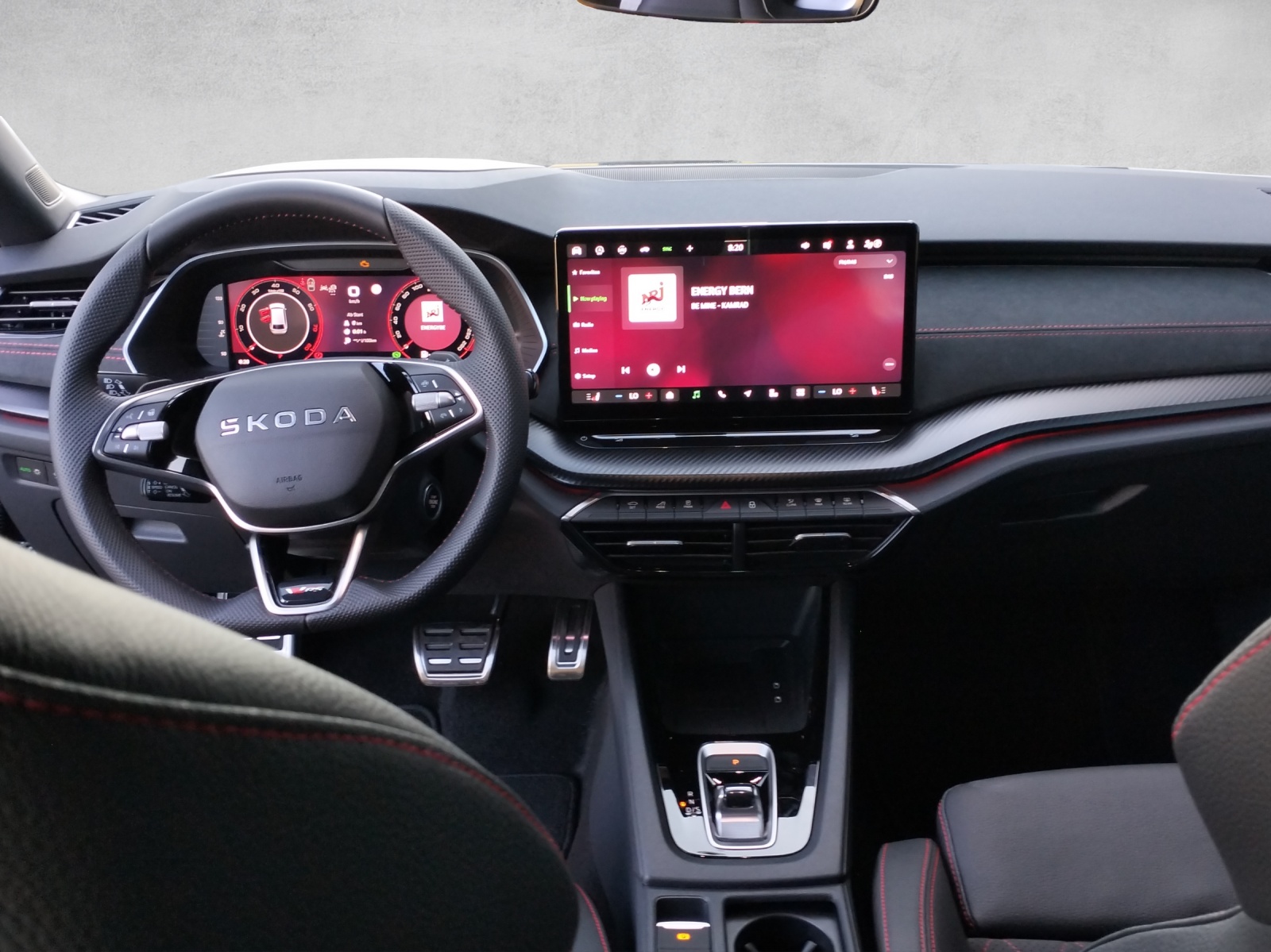 SKODA Octavia Combi 2.0 TSI DSG RS 30 Years Edition-image-6