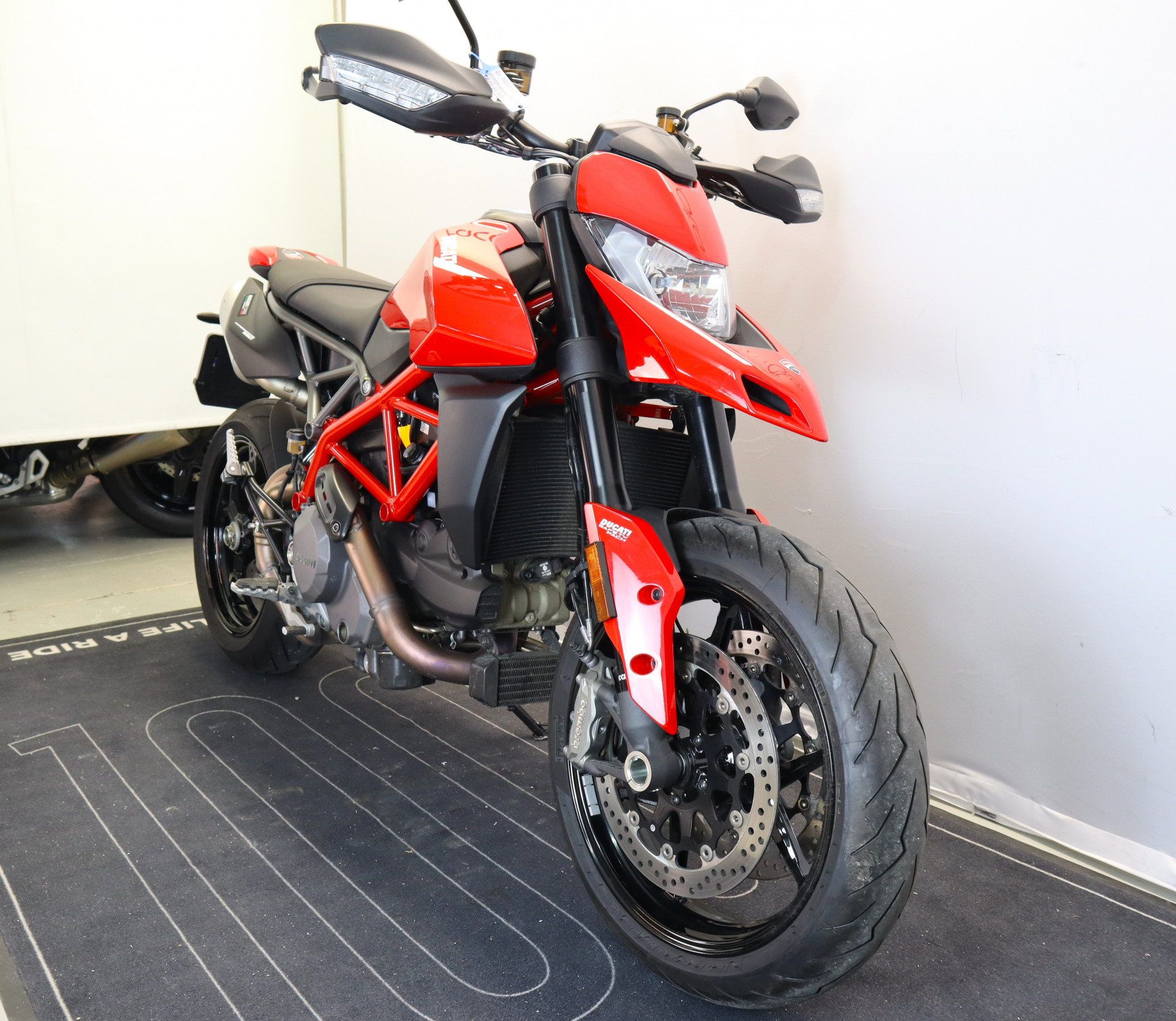 DUCATI Hypermotard 950-showroom-element-3