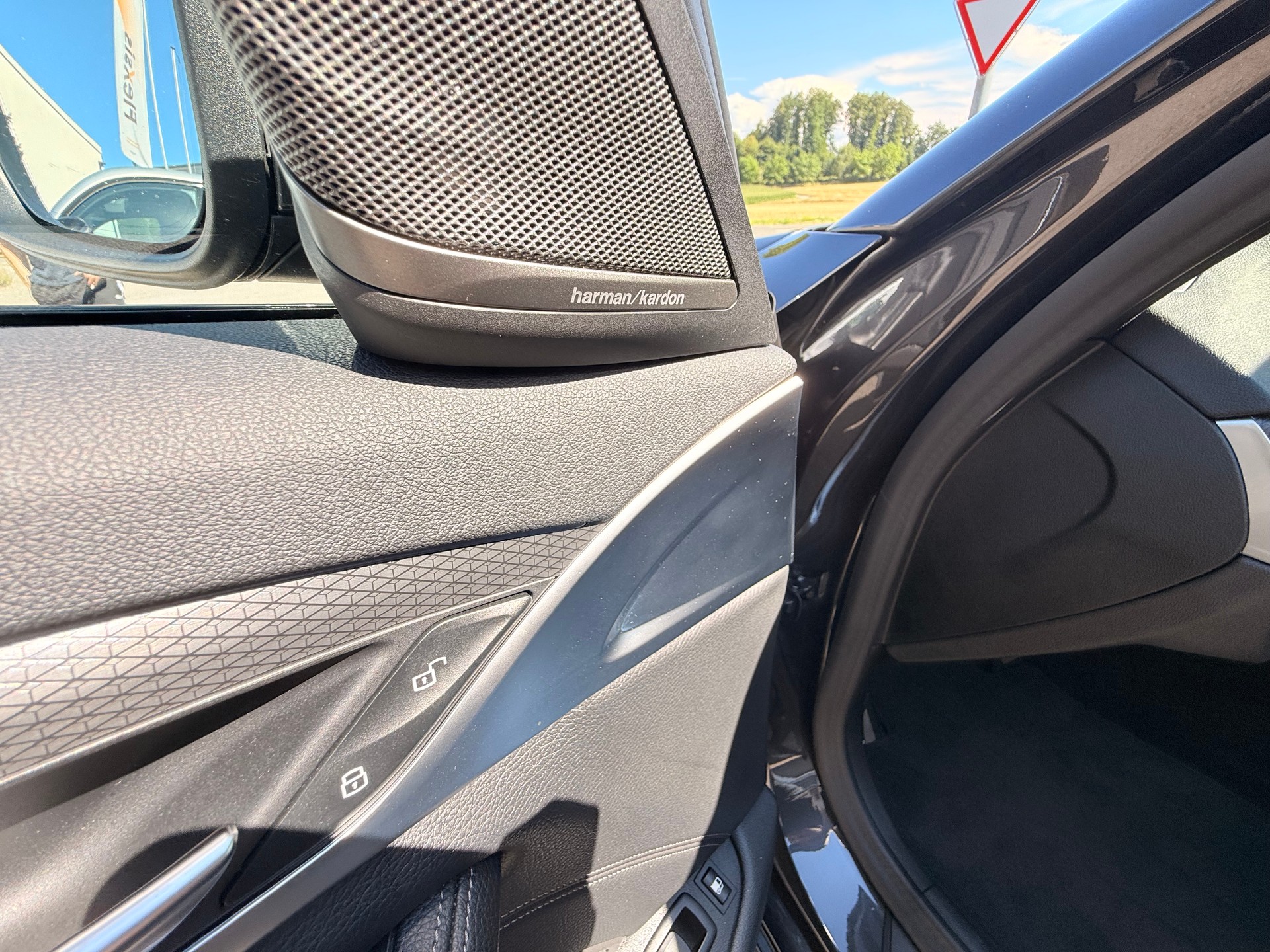 BMW 530e xDrive M Sport Steptronic-image-9