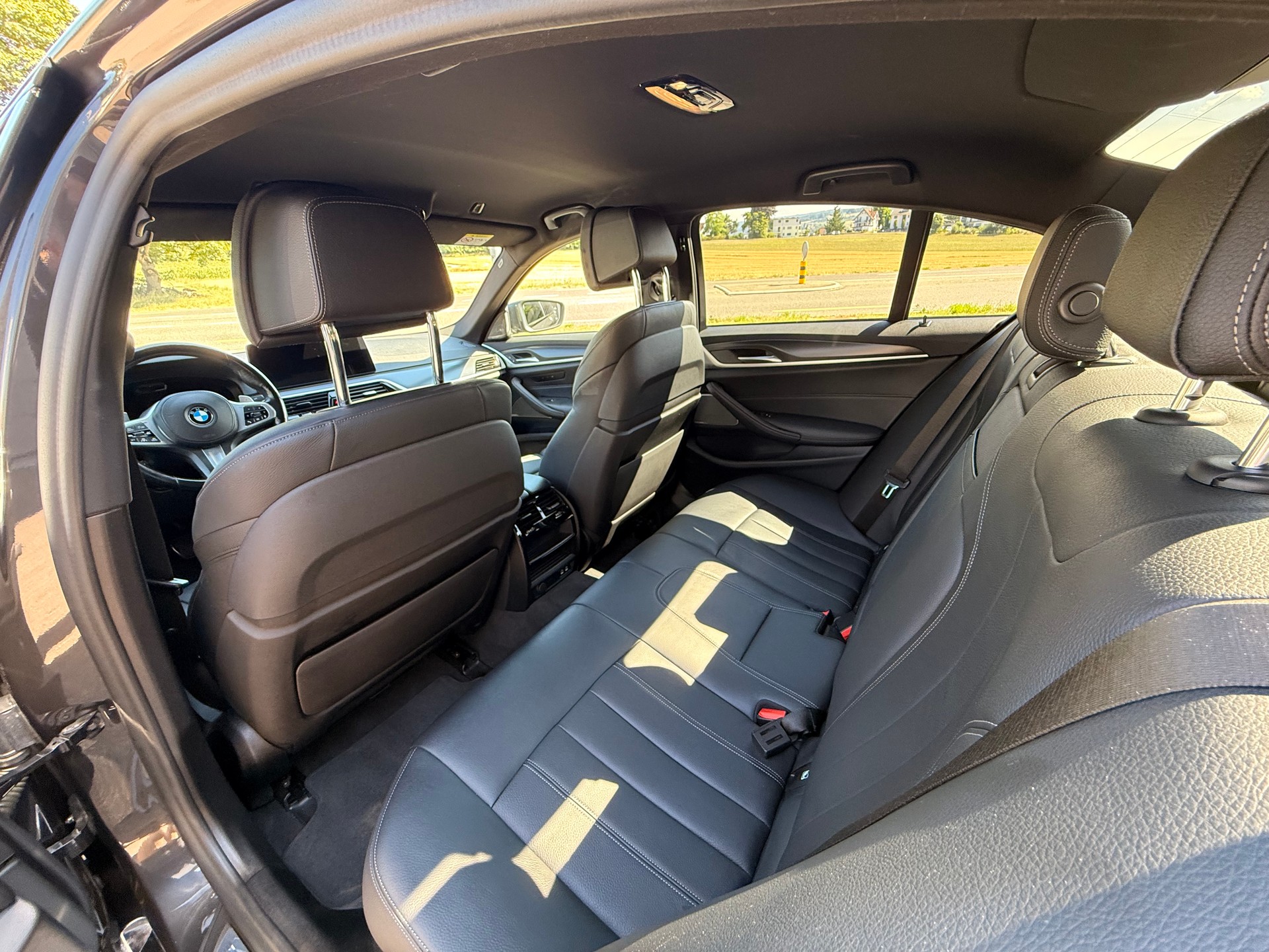 BMW 530e xDrive M Sport Steptronic-image-5