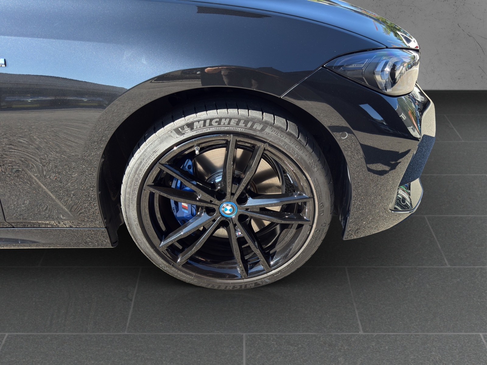BMW 330e x DriveTouring Steptronic M Sport Pro-image-9