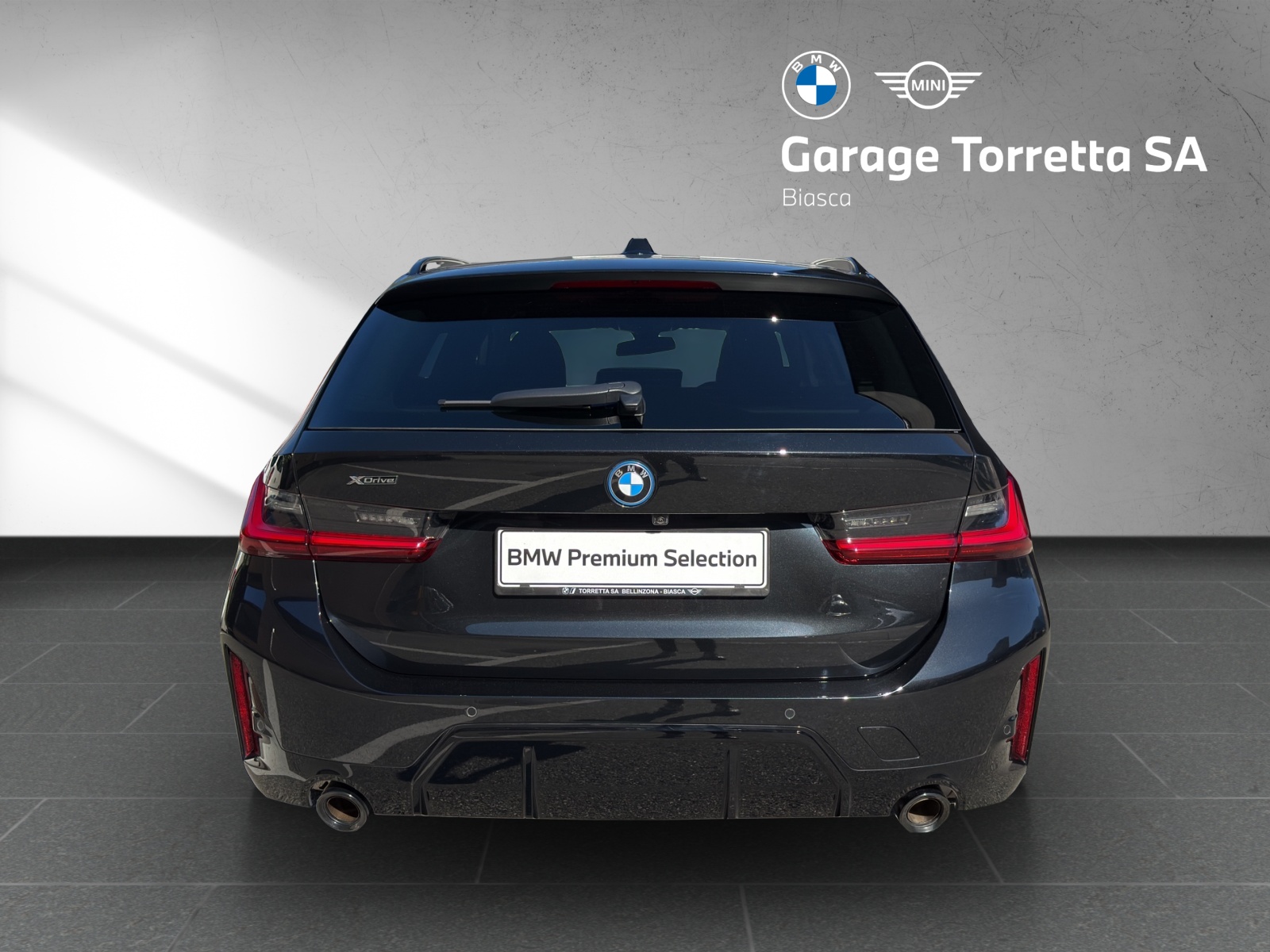BMW 330e x DriveTouring Steptronic M Sport Pro-image-3