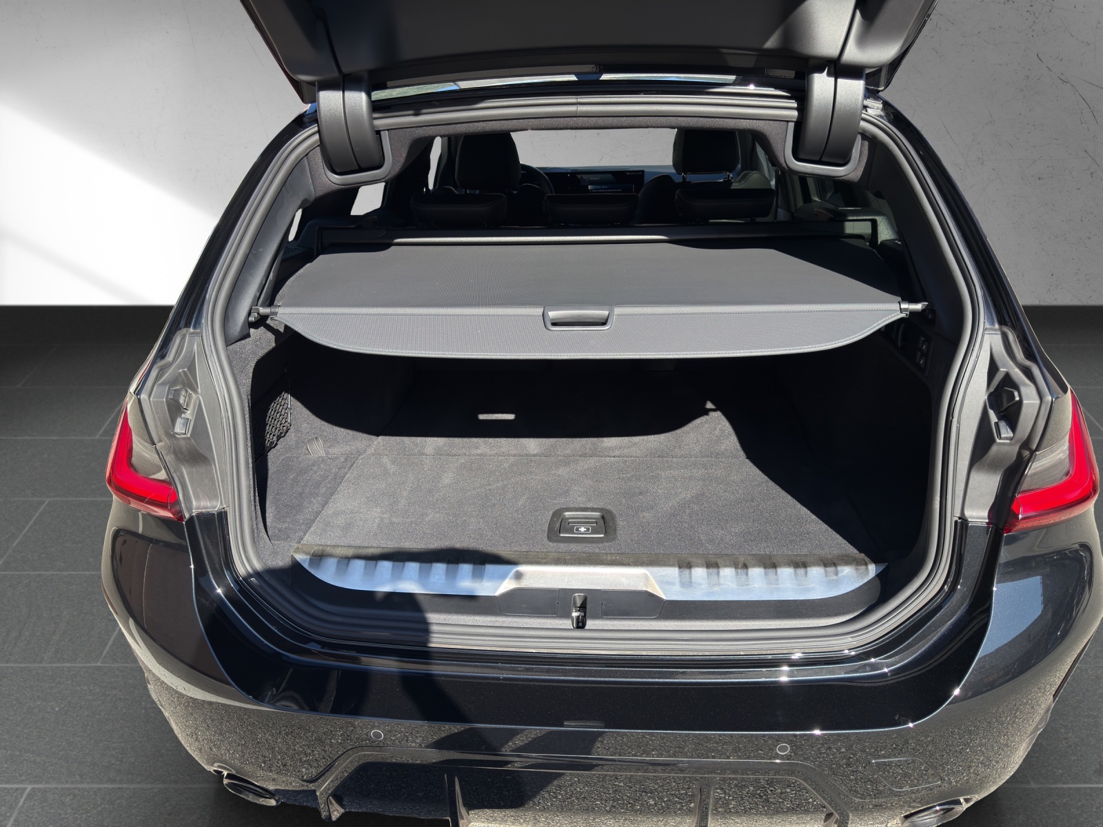 BMW 330e x DriveTouring Steptronic M Sport Pro-image-17