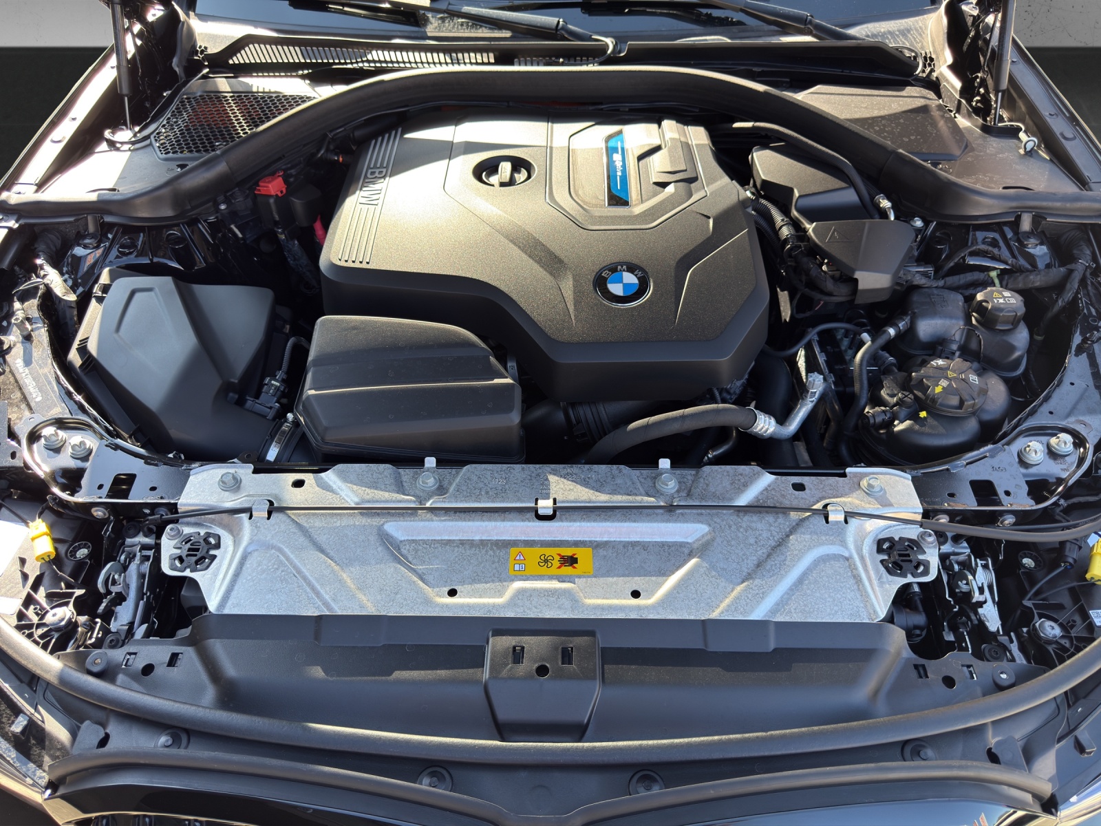 BMW 330e x DriveTouring Steptronic M Sport Pro-image-18