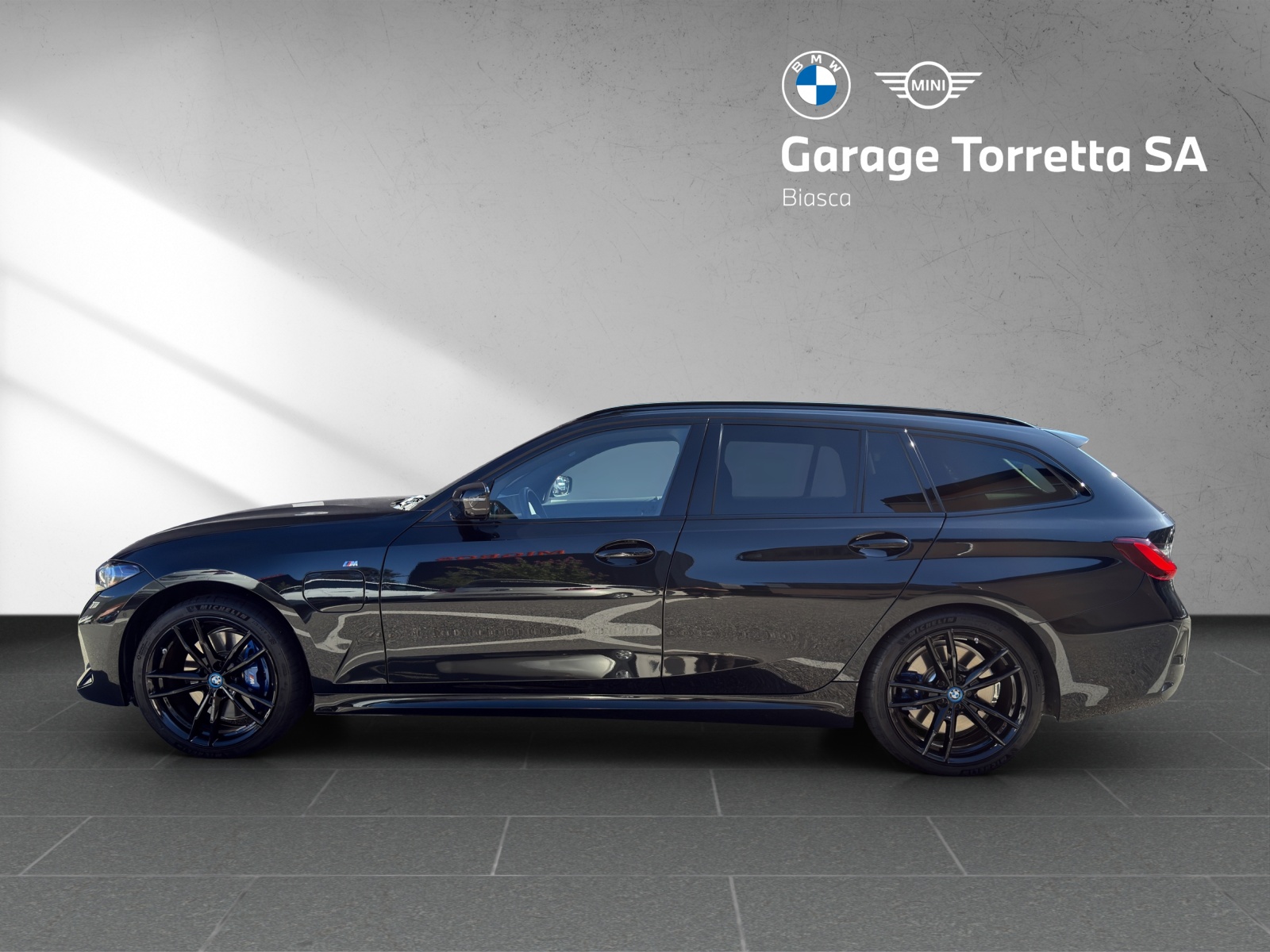 BMW 330e x DriveTouring Steptronic M Sport Pro-image-1