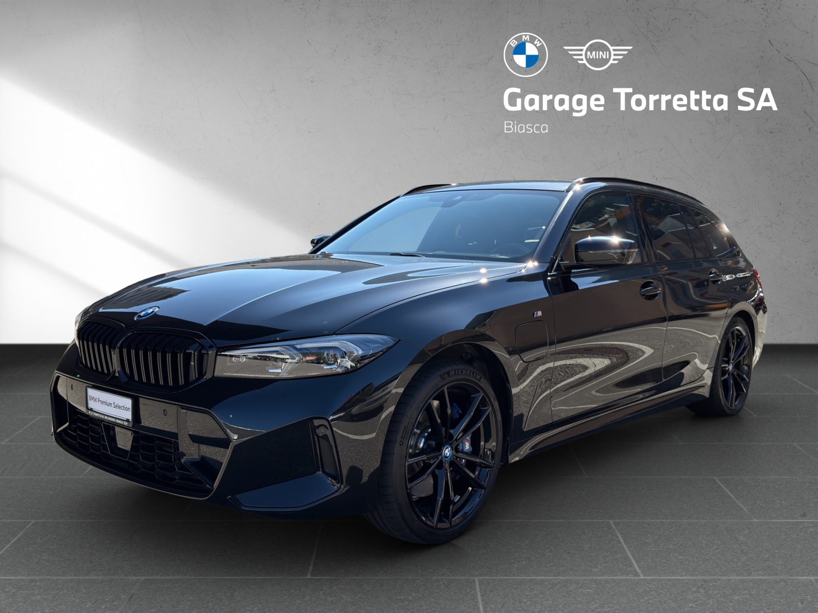BMW 330e x DriveTouring Steptronic M Sport Pro-image-0
