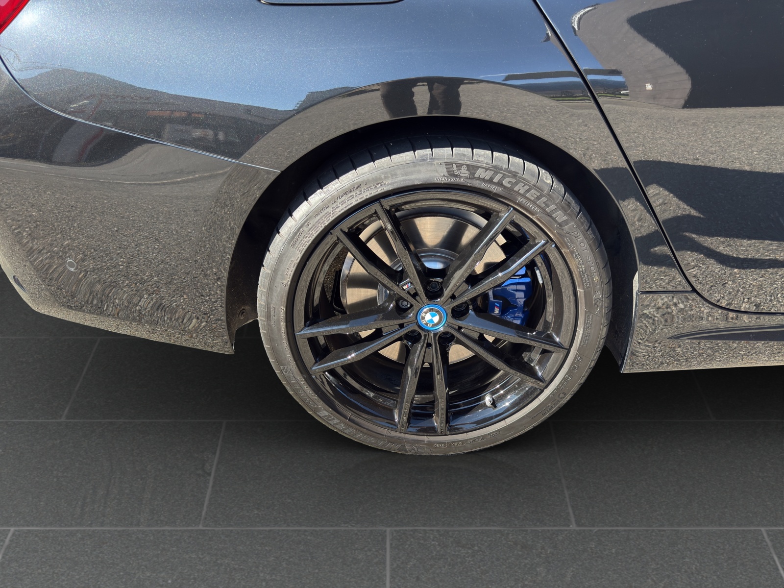 BMW 330e x DriveTouring Steptronic M Sport Pro-image-10