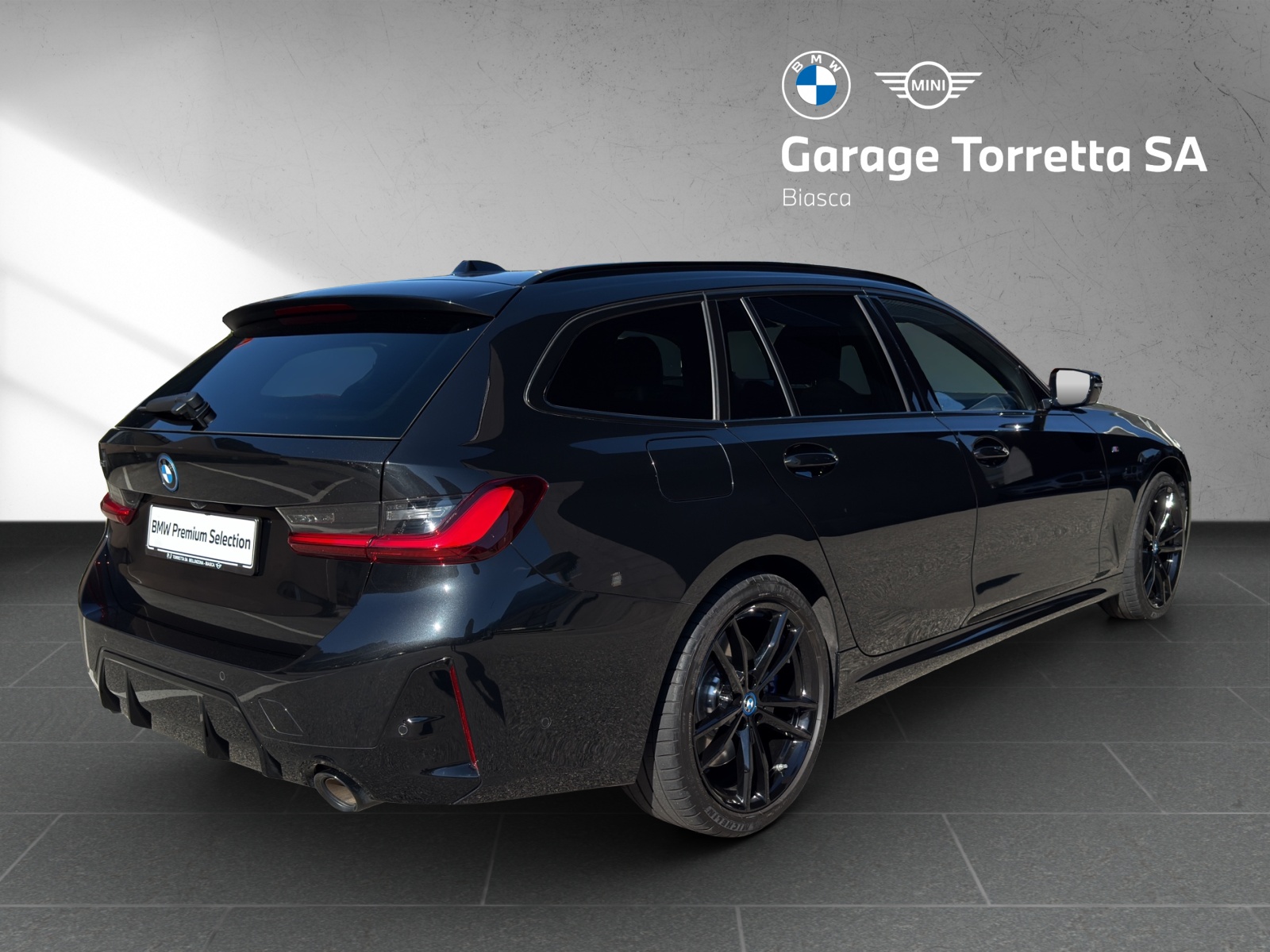 BMW 330e x DriveTouring Steptronic M Sport Pro-image-4