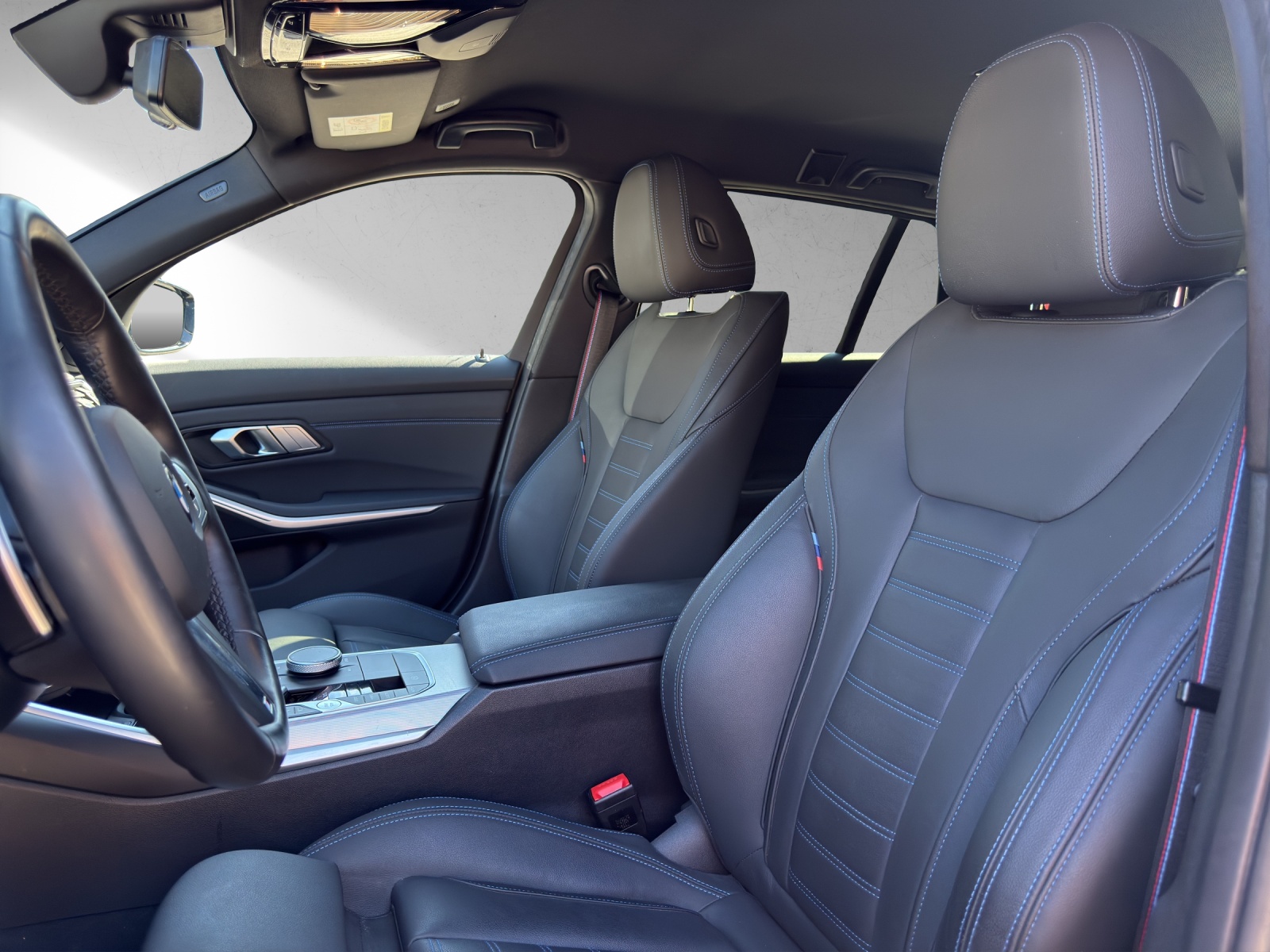 BMW 330e x DriveTouring Steptronic M Sport Pro-image-15