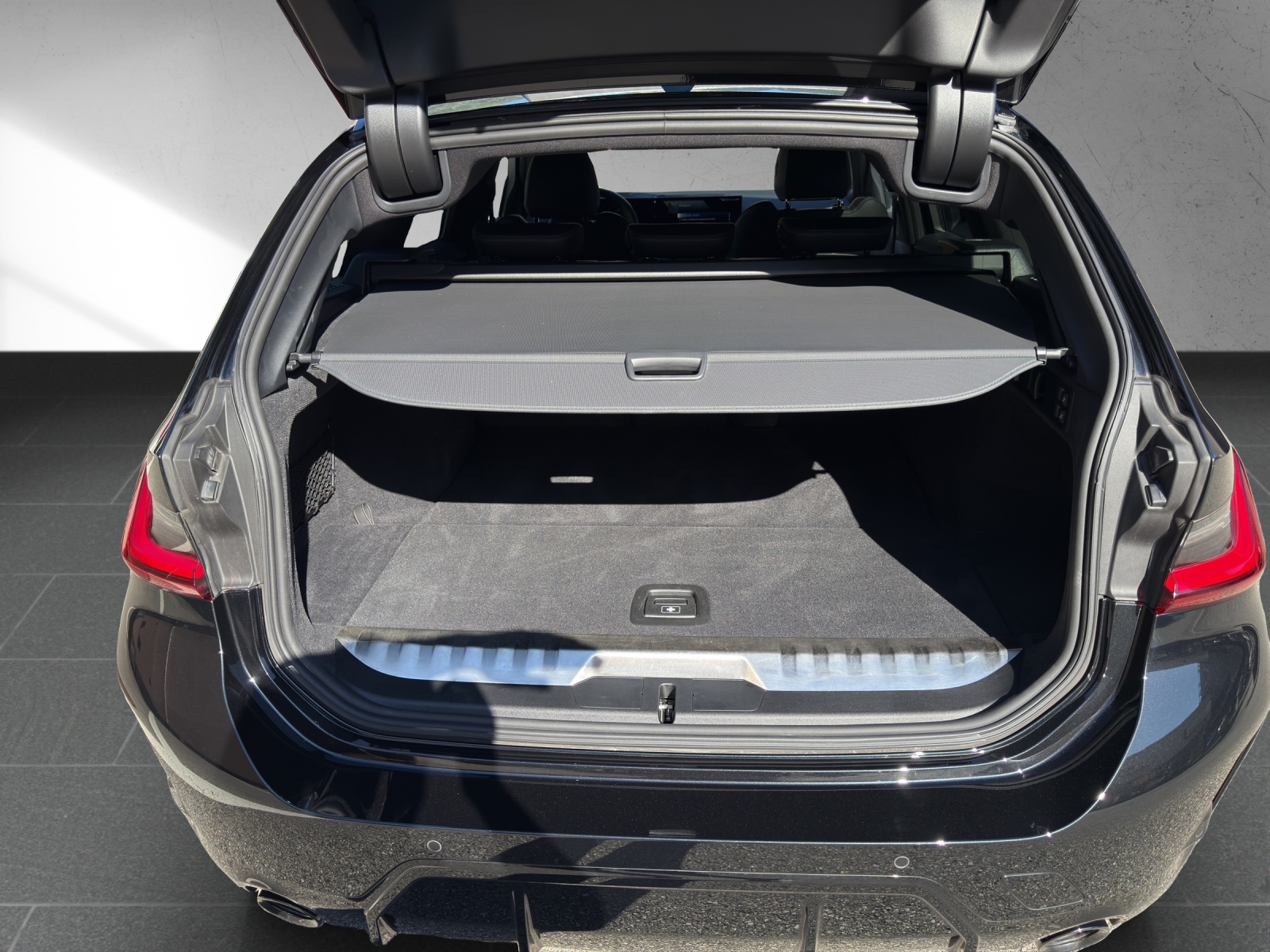 BMW 330e x DriveTouring Steptronic M Sport Pro-image-17