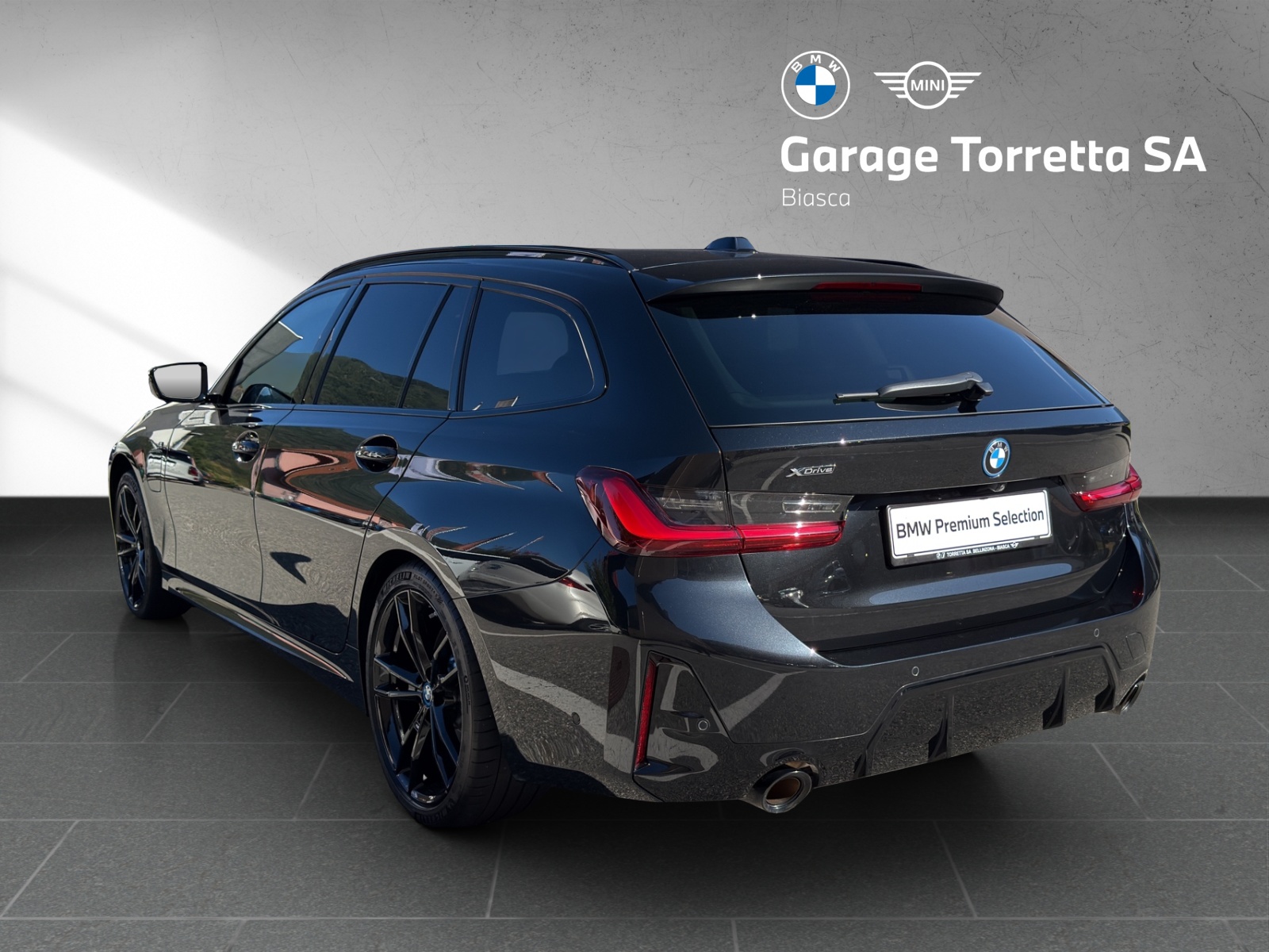 BMW 330e x DriveTouring Steptronic M Sport Pro-image-2
