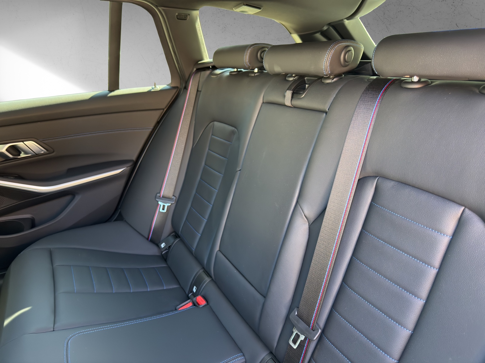 BMW 330e x DriveTouring Steptronic M Sport Pro-image-16