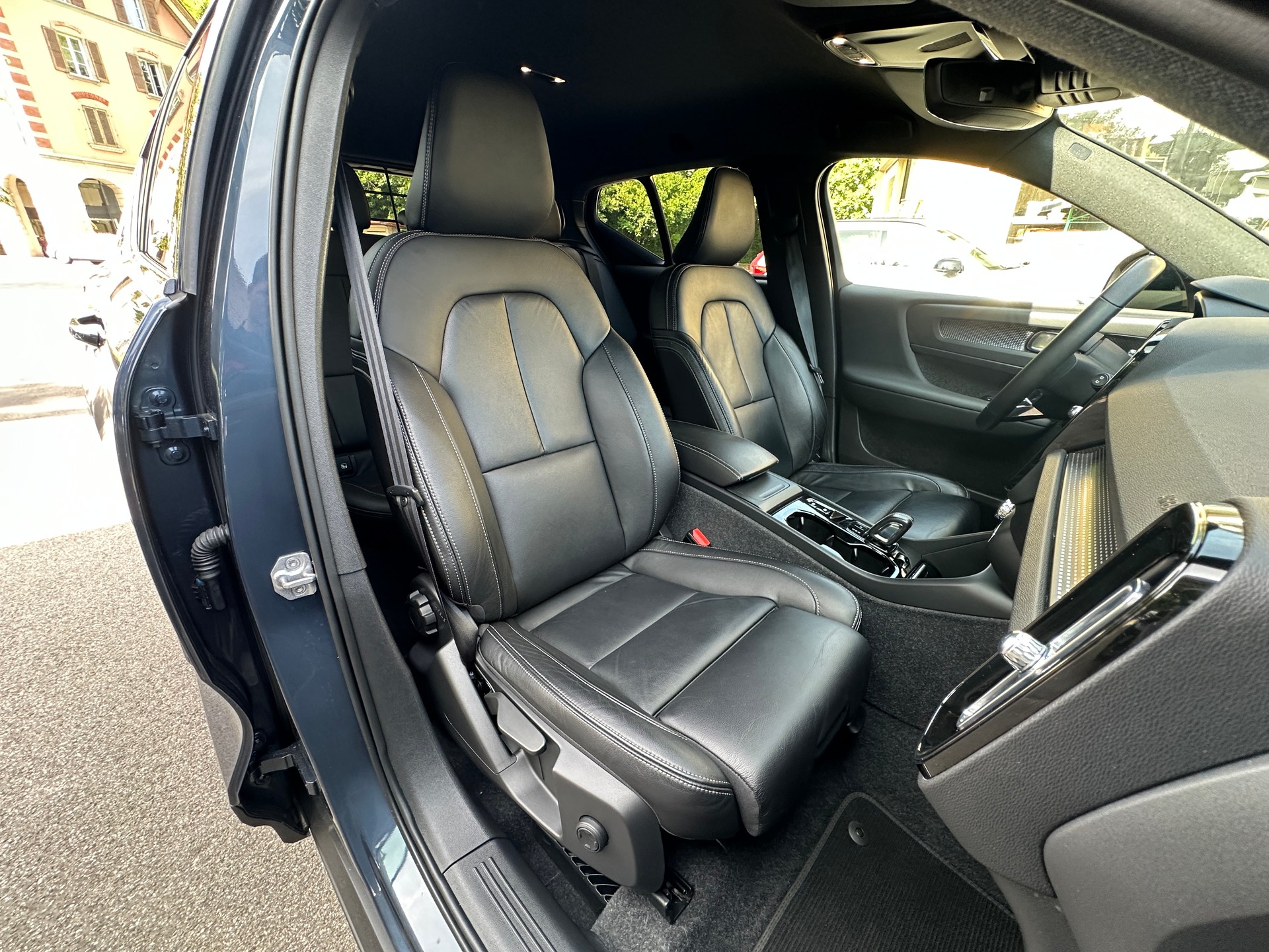 VOLVO XC40 B4 Benzin Mild Hybrid AWD R-Design Geartronic-image-11
