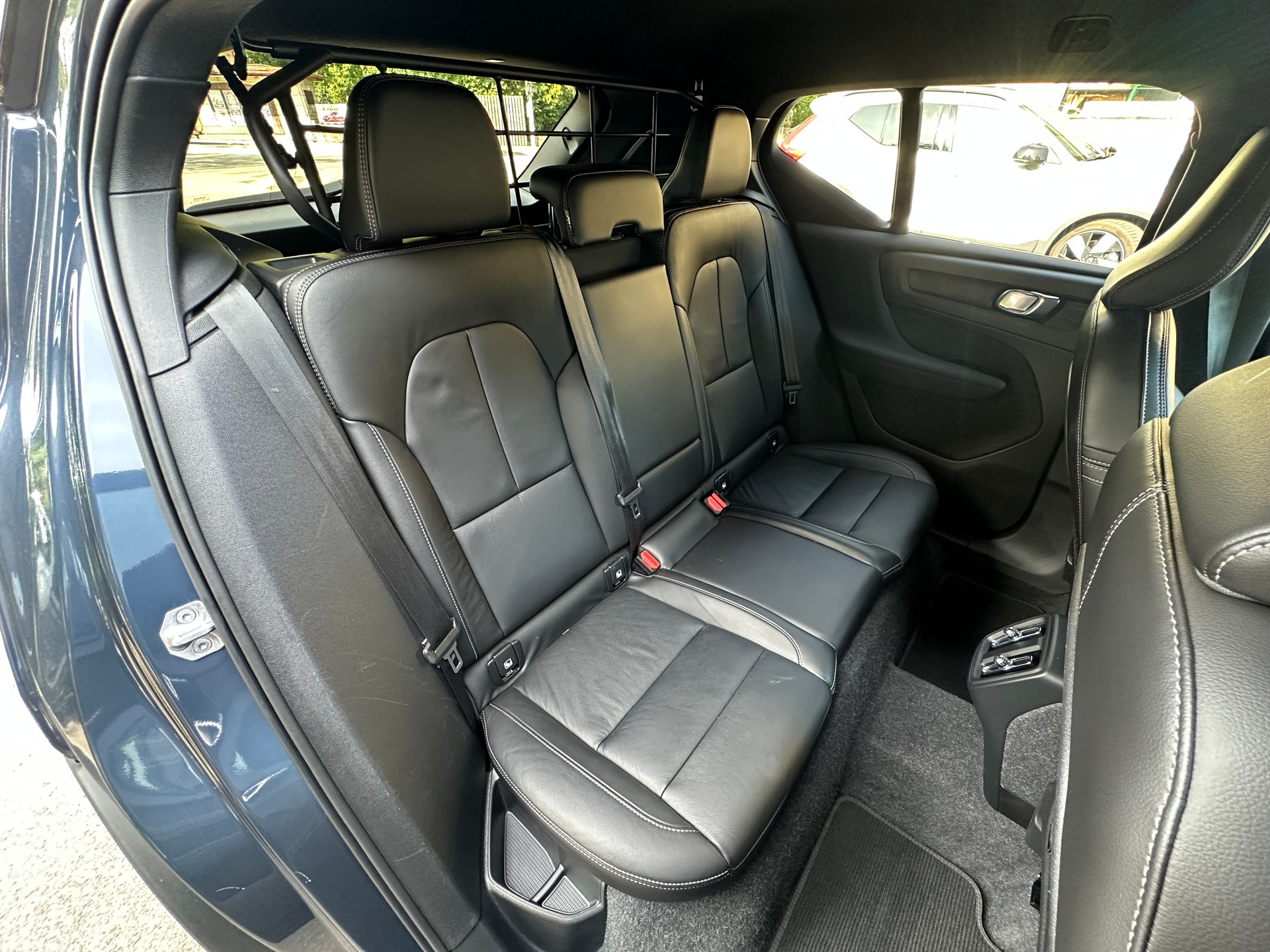 VOLVO XC40 B4 Benzin Mild Hybrid AWD R-Design Geartronic-image-12