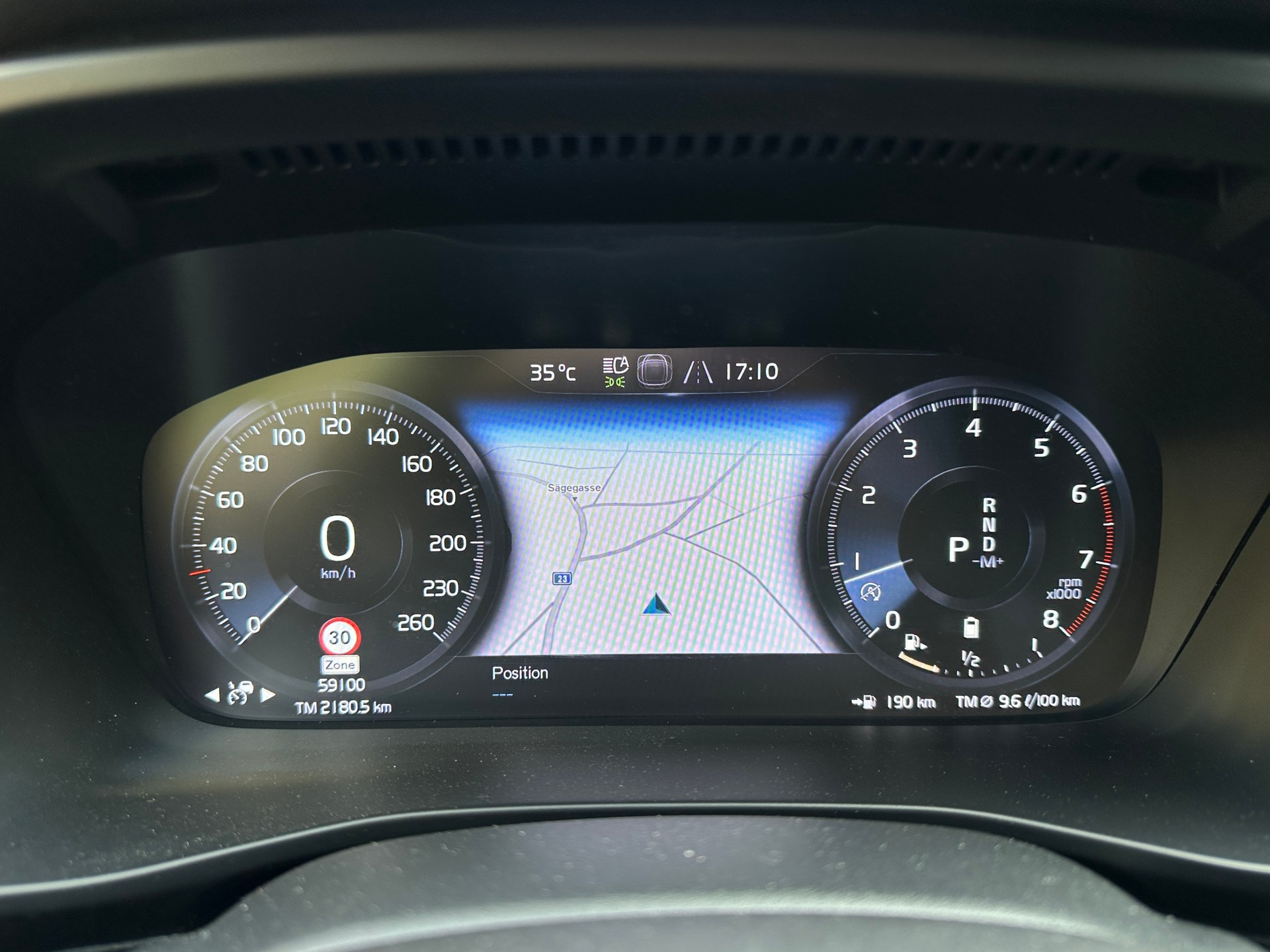 VOLVO XC40 B4 Benzin Mild Hybrid AWD R-Design Geartronic-image-6