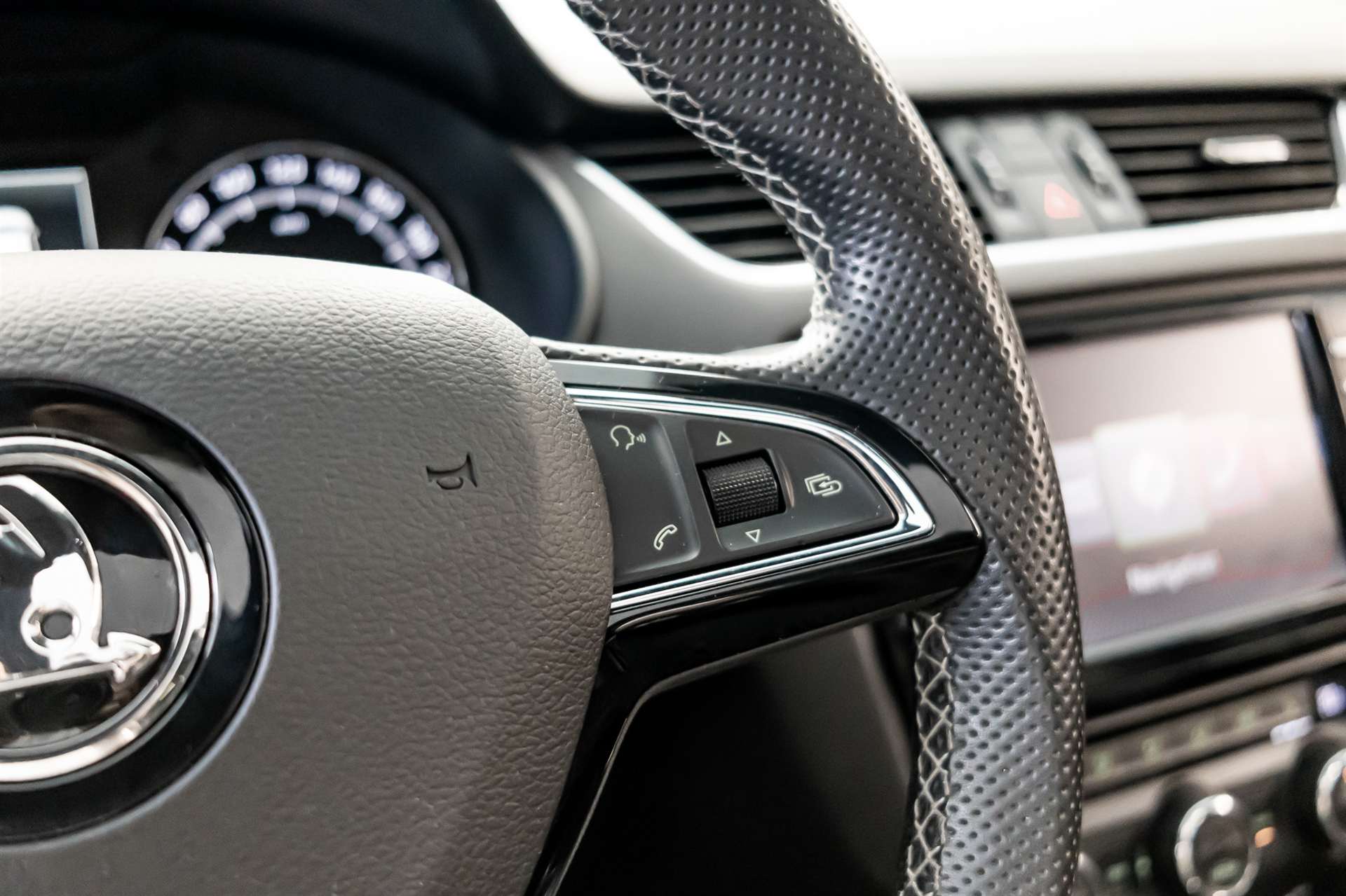 SKODA Octavia Combi 2.0 TSI RS DSG-image-10