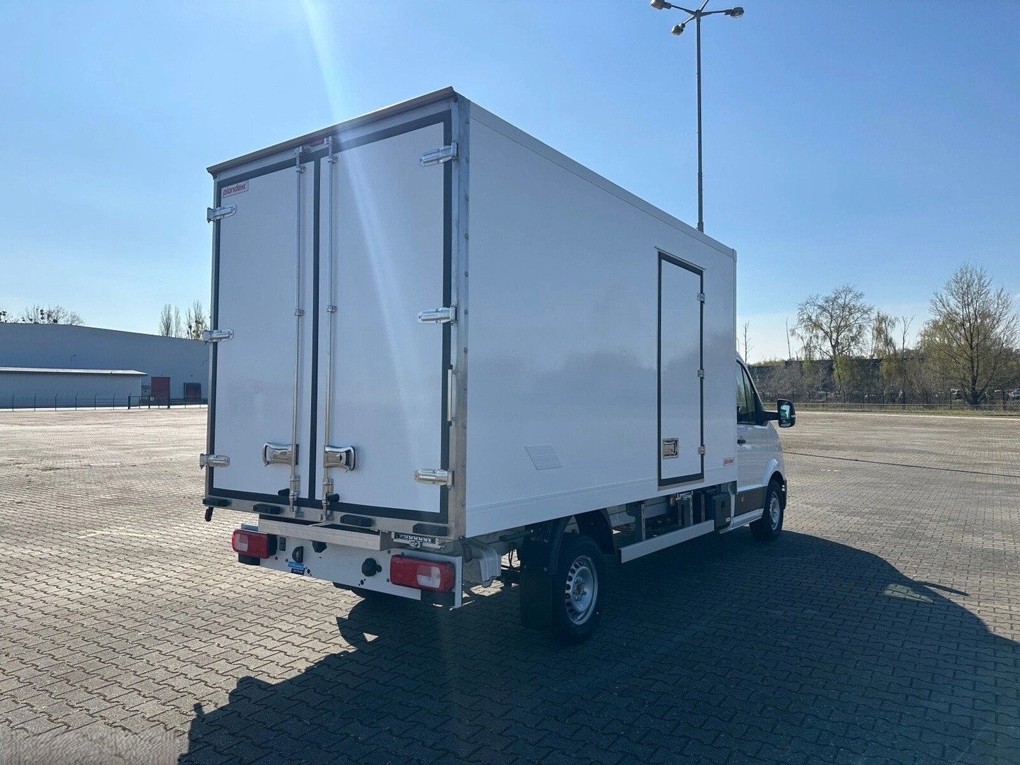 VW Crafter 35 2.0 TDI Kofferumbau HD L4 A-image-3
