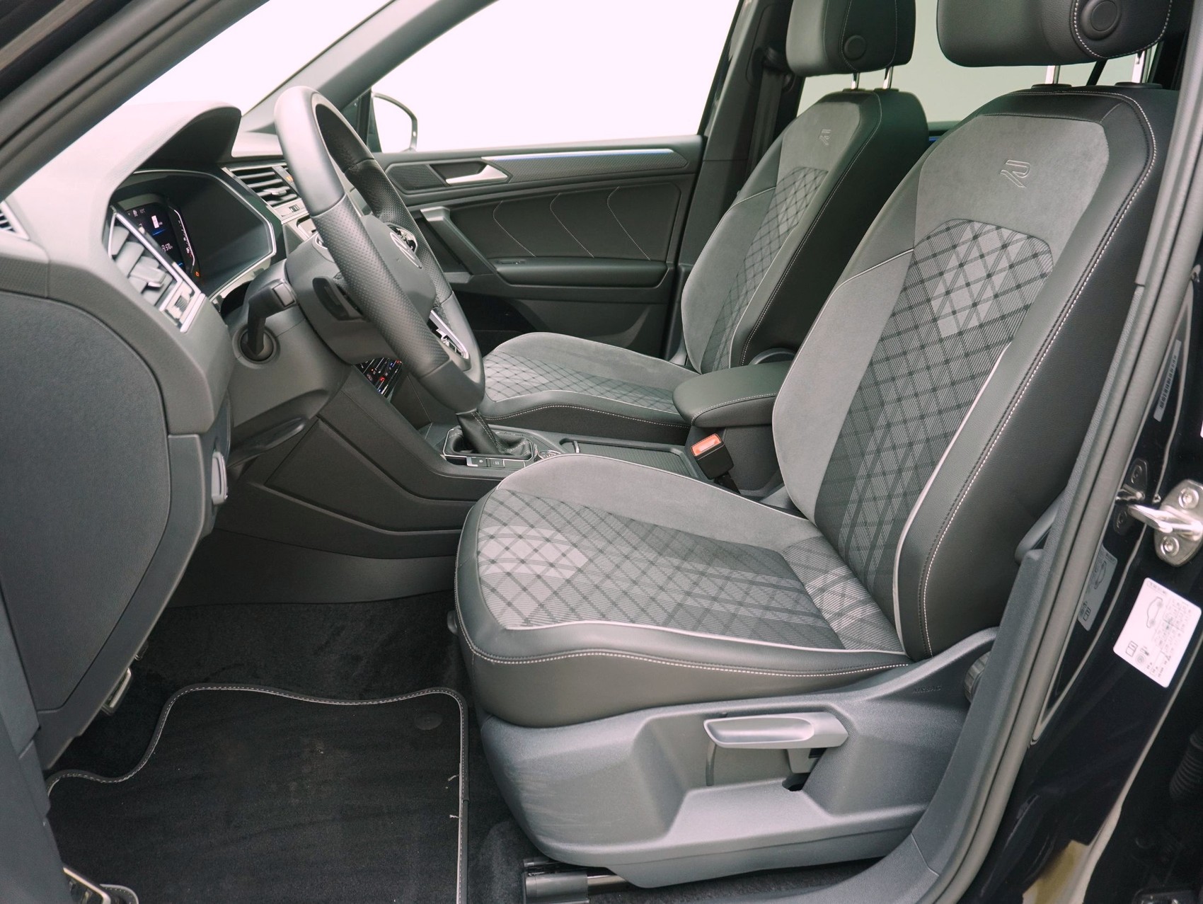 VW Tiguan Allspace 2.0 TDI DSG R-Line Black Style 4Motion-image-8