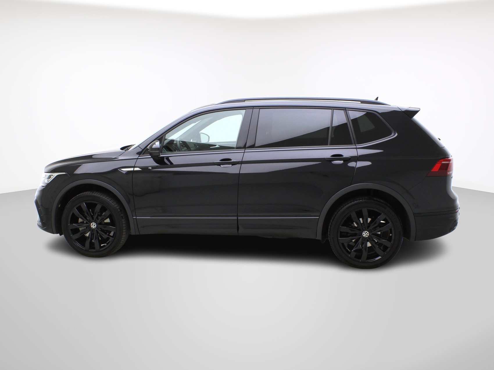 VW Tiguan Allspace 2.0 TDI DSG R-Line Black Style 4Motion-image-2
