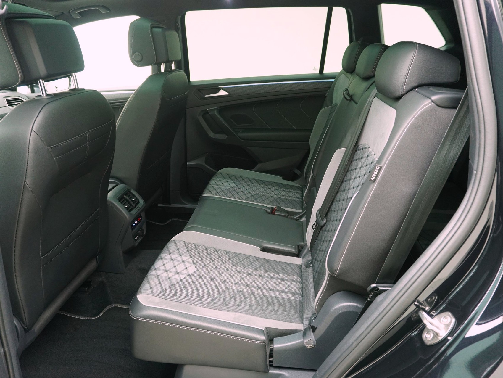 VW Tiguan Allspace 2.0 TDI DSG R-Line Black Style 4Motion-image-9