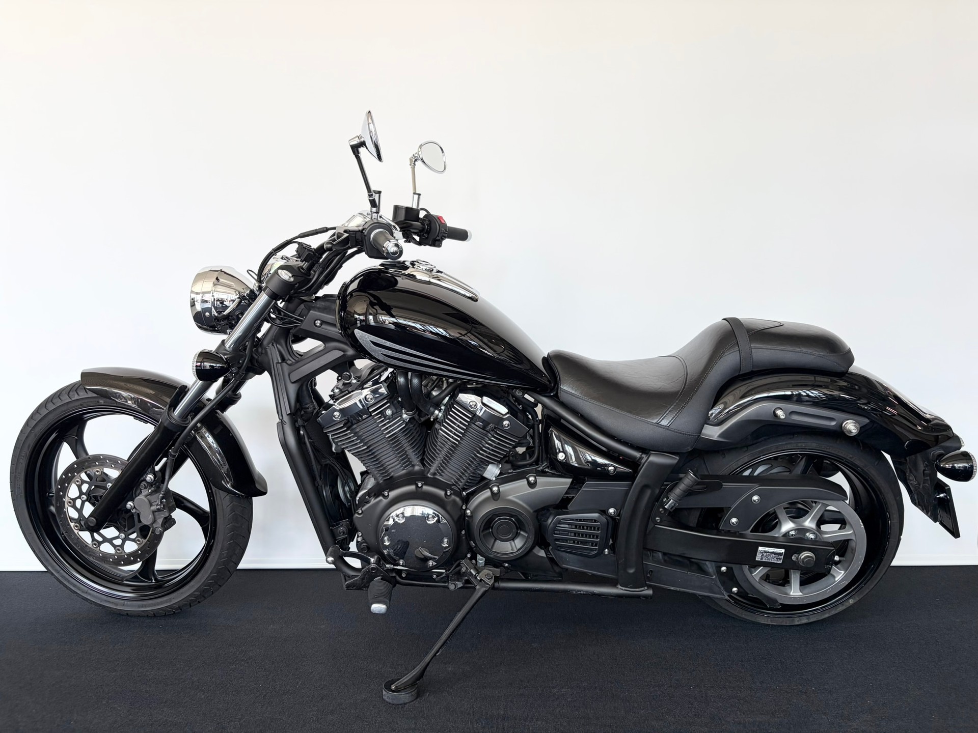 YAMAHA XVS 1300 Custom-showroom-element-1