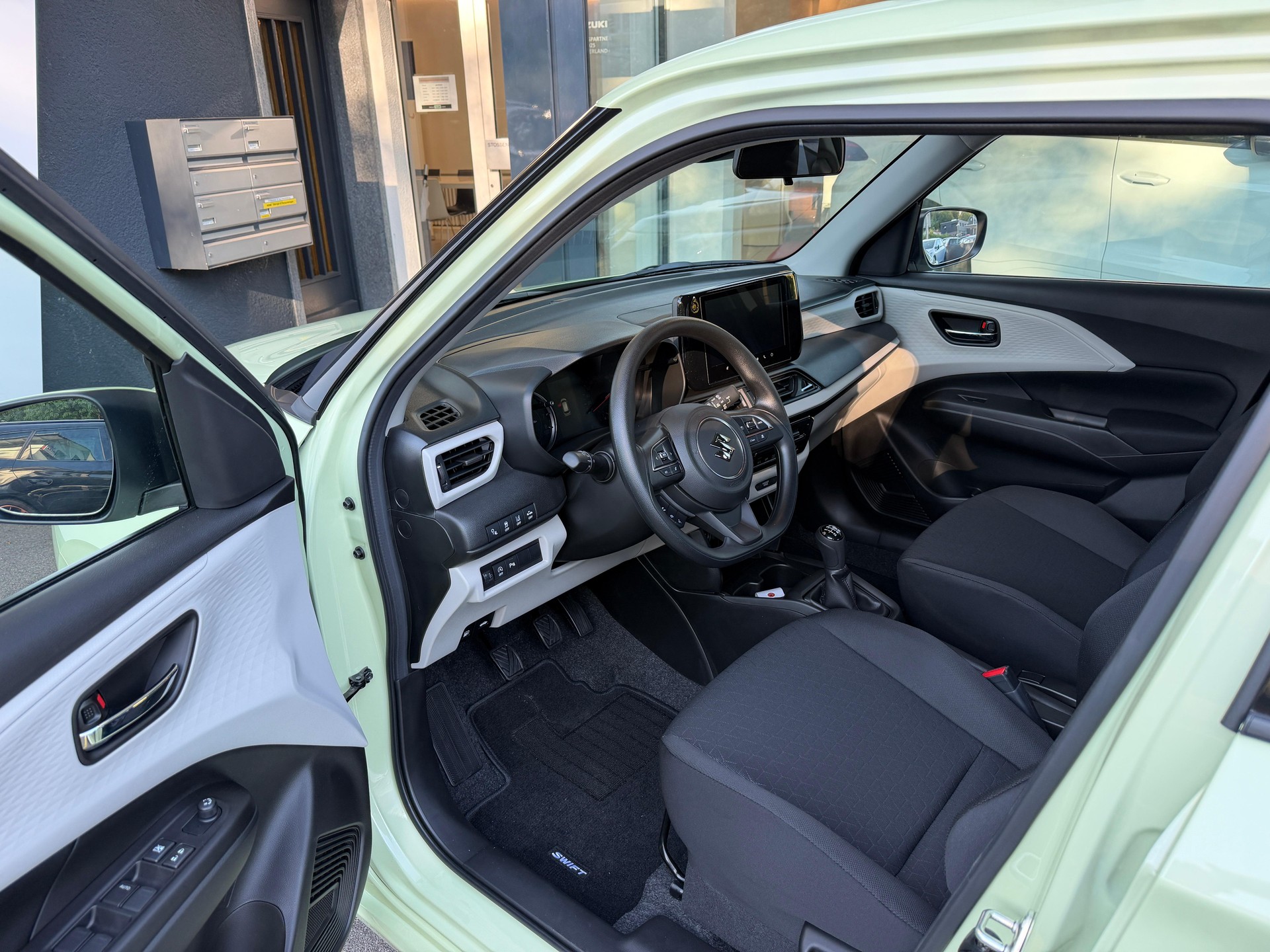 SUZUKI Swift 1.2 Unico Hybrid-image-9