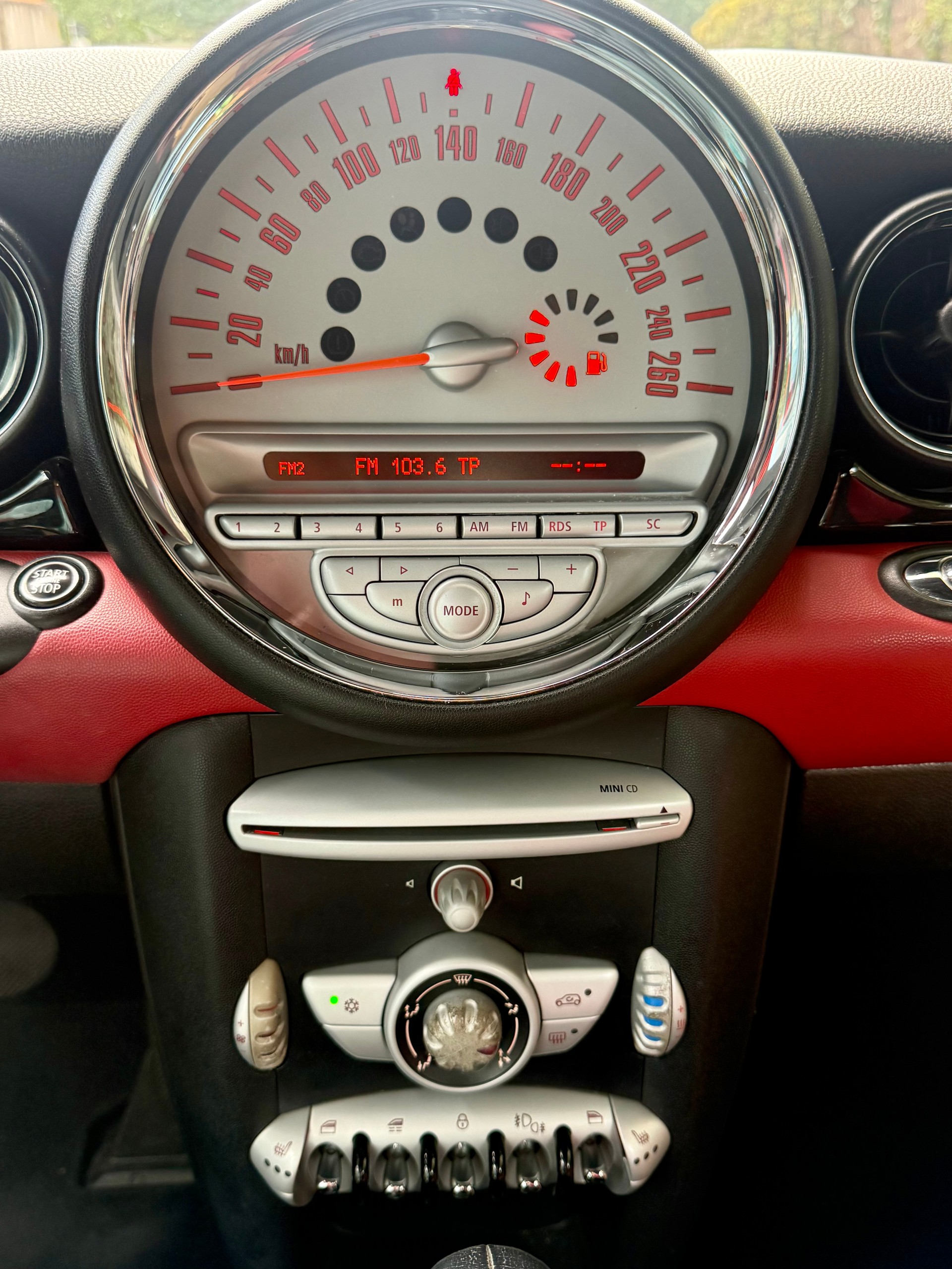 MINI 1.6i Cooper-image-5