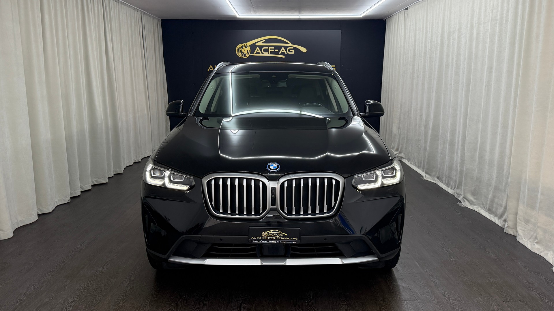 BMW X3 xDrive 30e-showroom-element-1