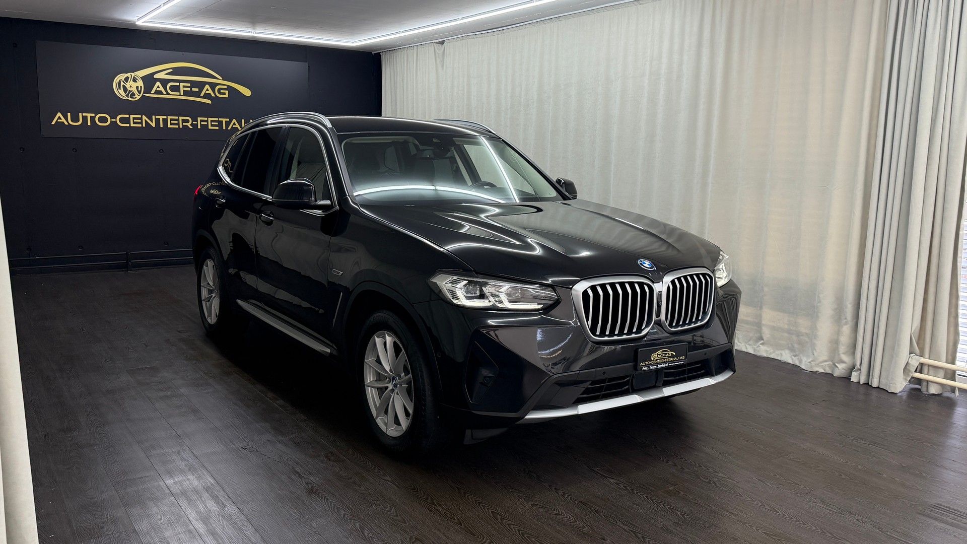 BMW X3 xDrive 30e-showroom-element-2