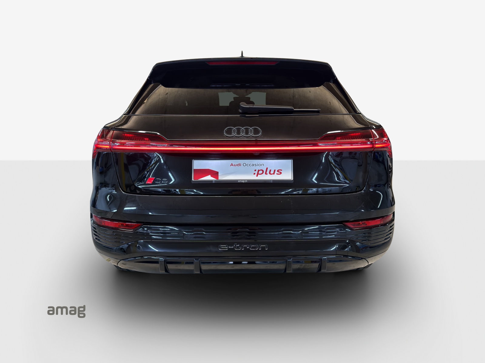AUDI Q8 55 e-tron S line quattro-image-4