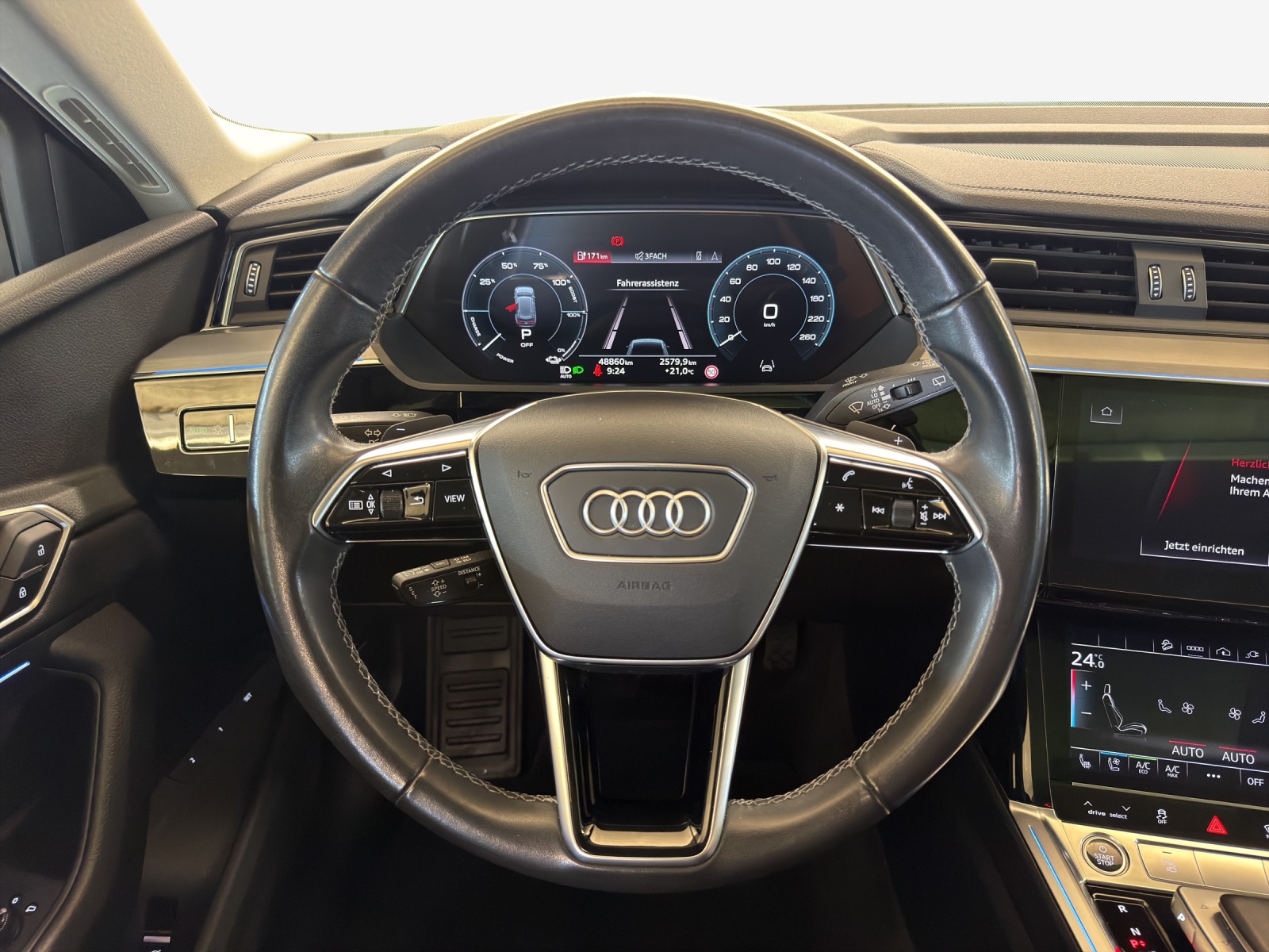 AUDI Q8 55 e-tron S line quattro-image-10