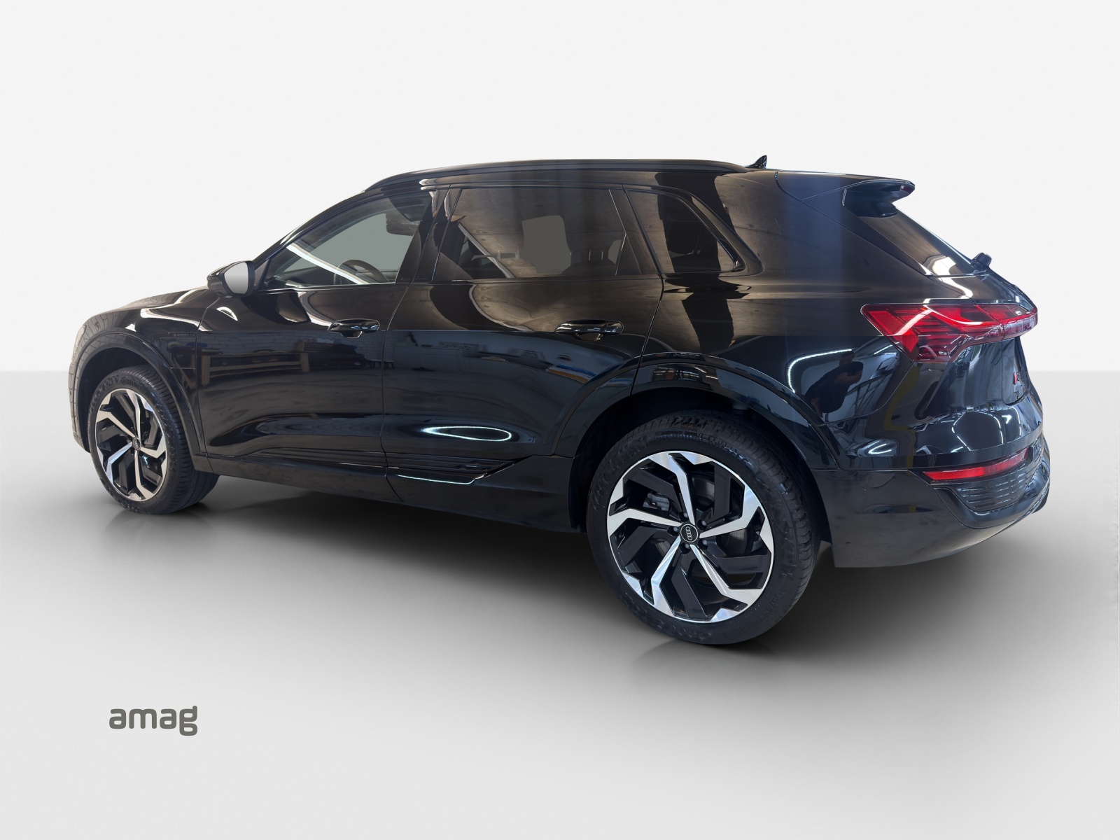 AUDI Q8 55 e-tron S line quattro-image-2