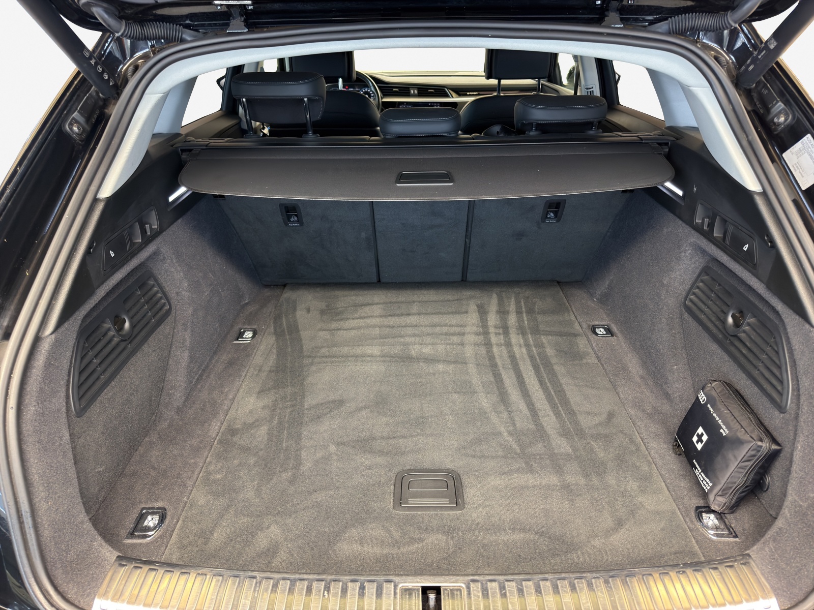 AUDI Q8 55 e-tron S line quattro-image-13
